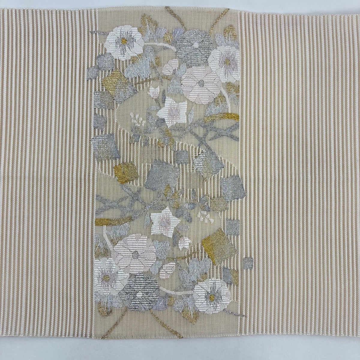 名古屋帯 秀品 夏帯 絽 草花 箔散らし 金銀糸 クリーム 正絹｜中古