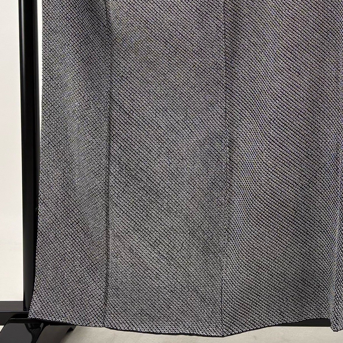 美品】 小紋 身丈161cm 裄丈65.5cm M 袷 幾何学 総絞り 黒 正絹 名品