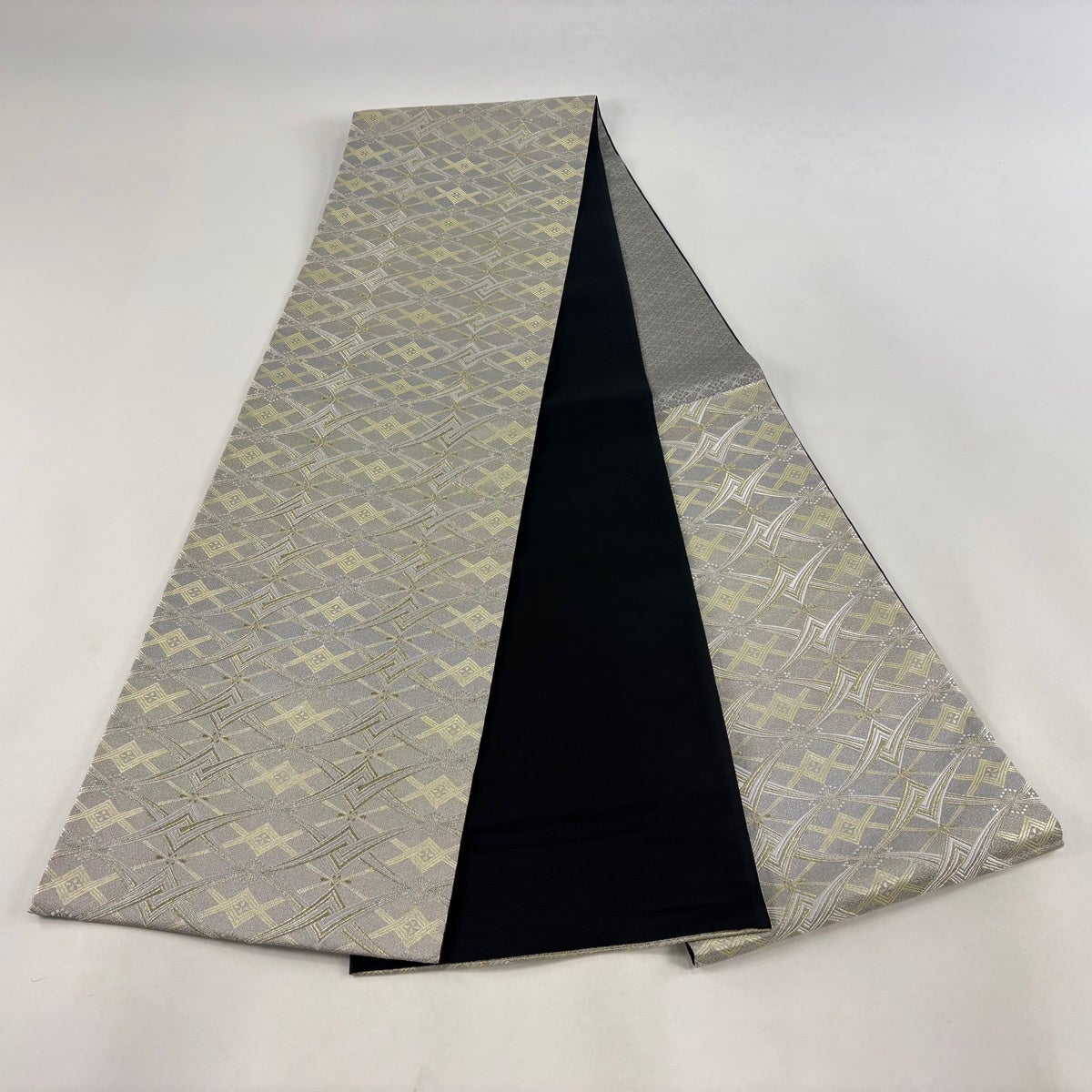 美品】 袋帯 名品 花 幾何学模様 金糸 銀色 六通 正絹｜中古・古着