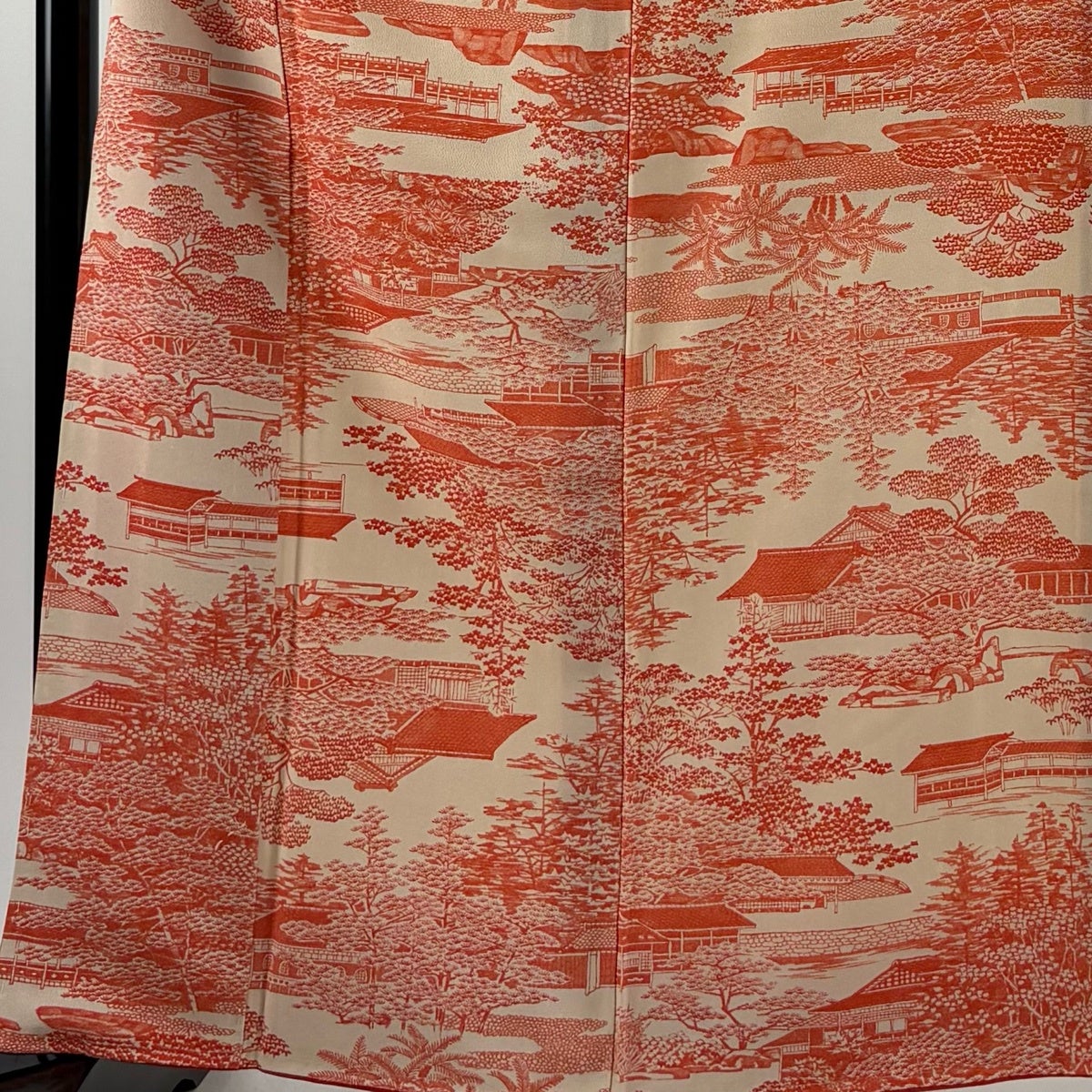 美品】 小紋 身丈163.5cm 裄丈63cm S 袷 建物 樹木 オレンジ 正絹 優品