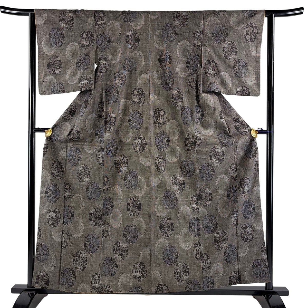 【美品】 紬 身丈159cm 裄丈64cm 正絹 秀品 【中古】 紬 身丈159cm 裄丈64.5cm M 袷 段縞 薄黄 正絹 秀品｜中古・古着
