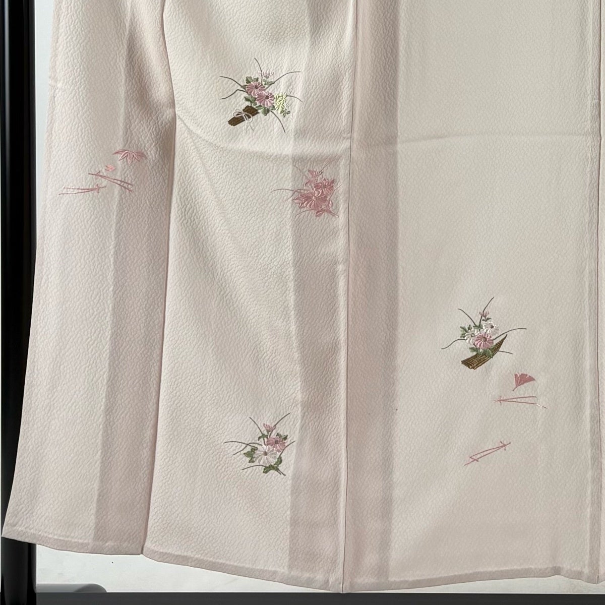 着物 付け下げ 裄丈68 正絹 蘇州刺繍 金糸 ベージュ 未使用 L寸 MWR 付下げ 身丈152.5cm 裄丈62.5cm S 単衣 草花 刺繍 金糸 薄ピンク 正絹