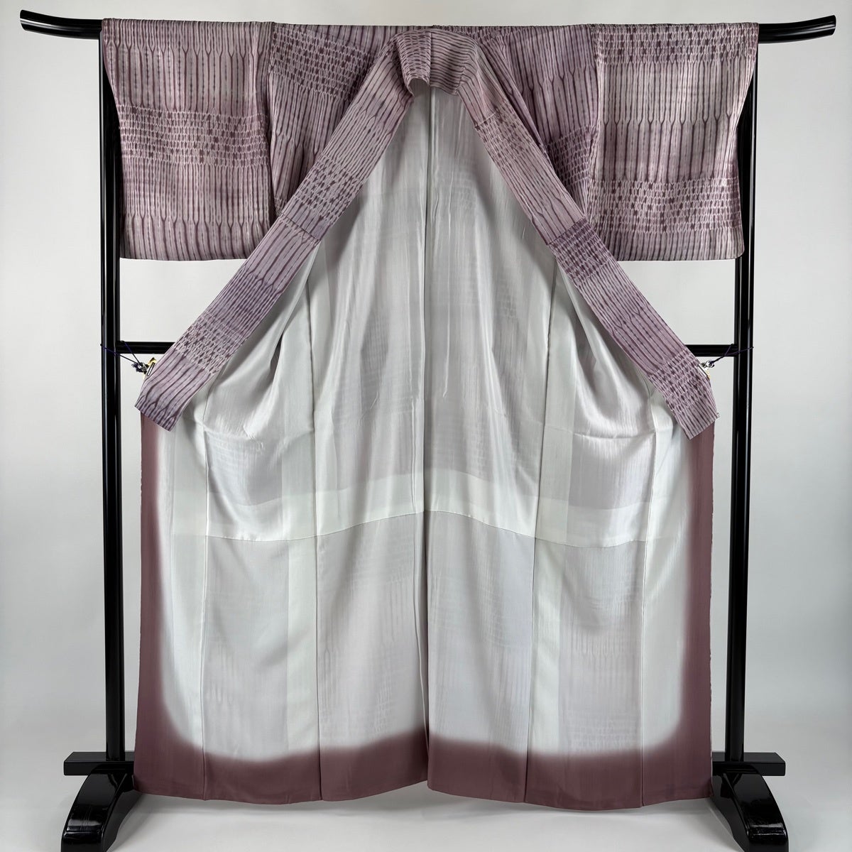 小紋 身丈162cm 裄丈65.5cm M 袷 縞 横段 絞り 薄紫 正絹 秀品｜中古
