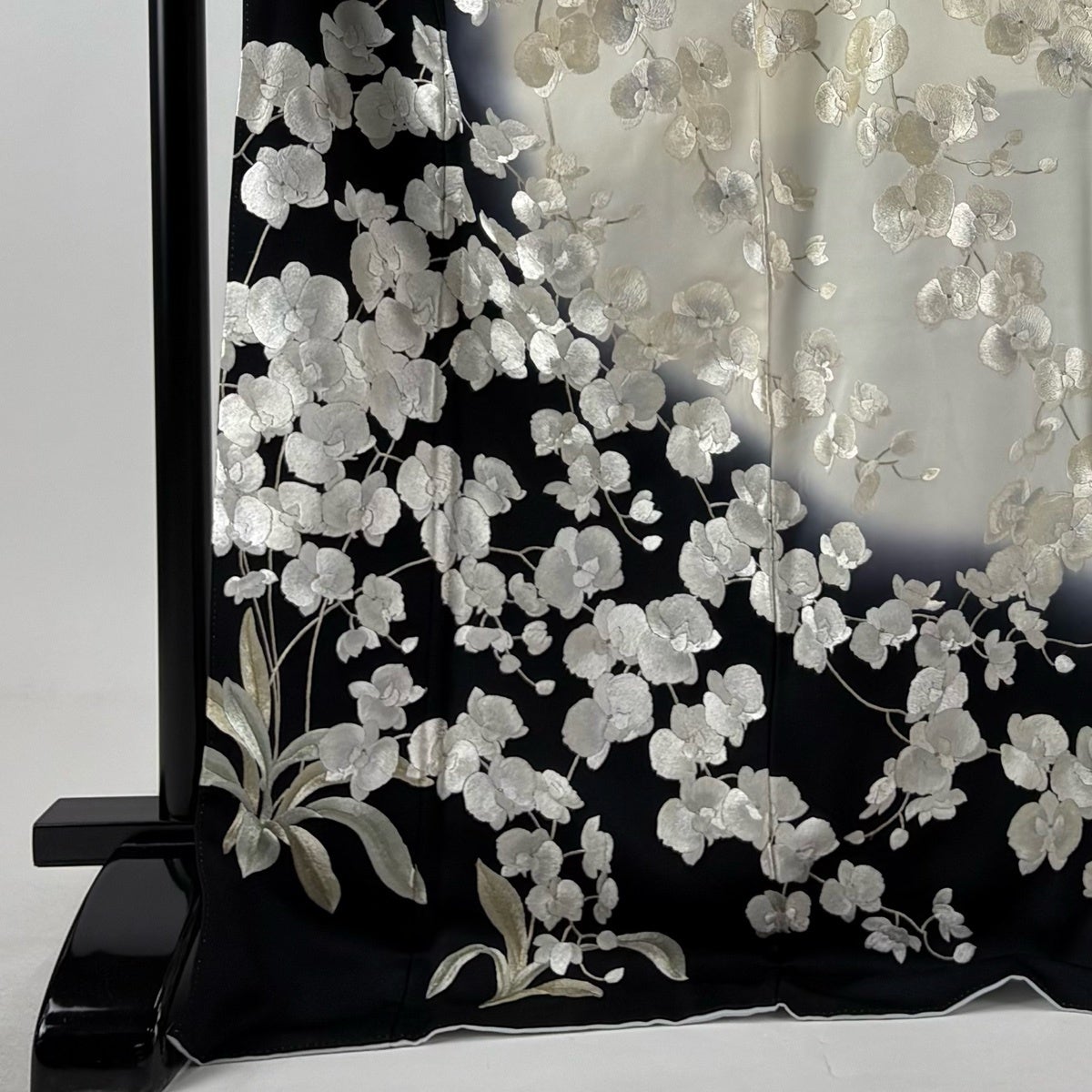 【1211.4】Ｓ大サイズお仕立て上がり正絹振袖　紺地に花、雪輪模様　金糸刺繍 仕立て付き 正絹 振袖単品 f-421-t 古典柄 新品 紺 ネイビー 松 金駒