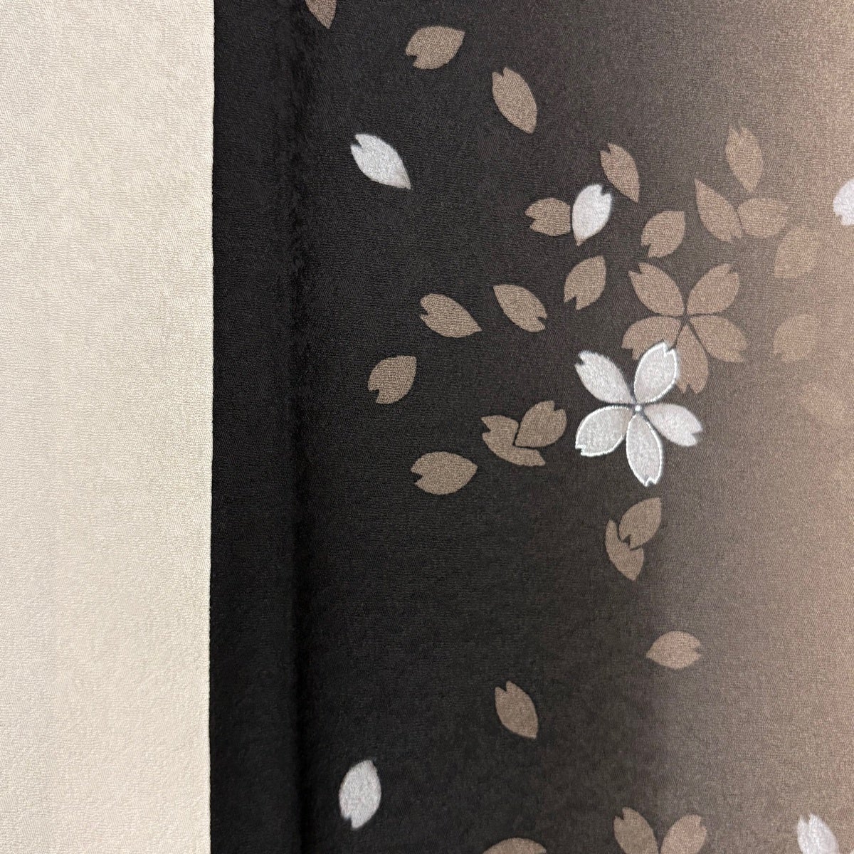 美品】 小紋 身丈154cm 裄丈62.5cm S 袷 桜 桜の花びら 銀彩 ぼかし