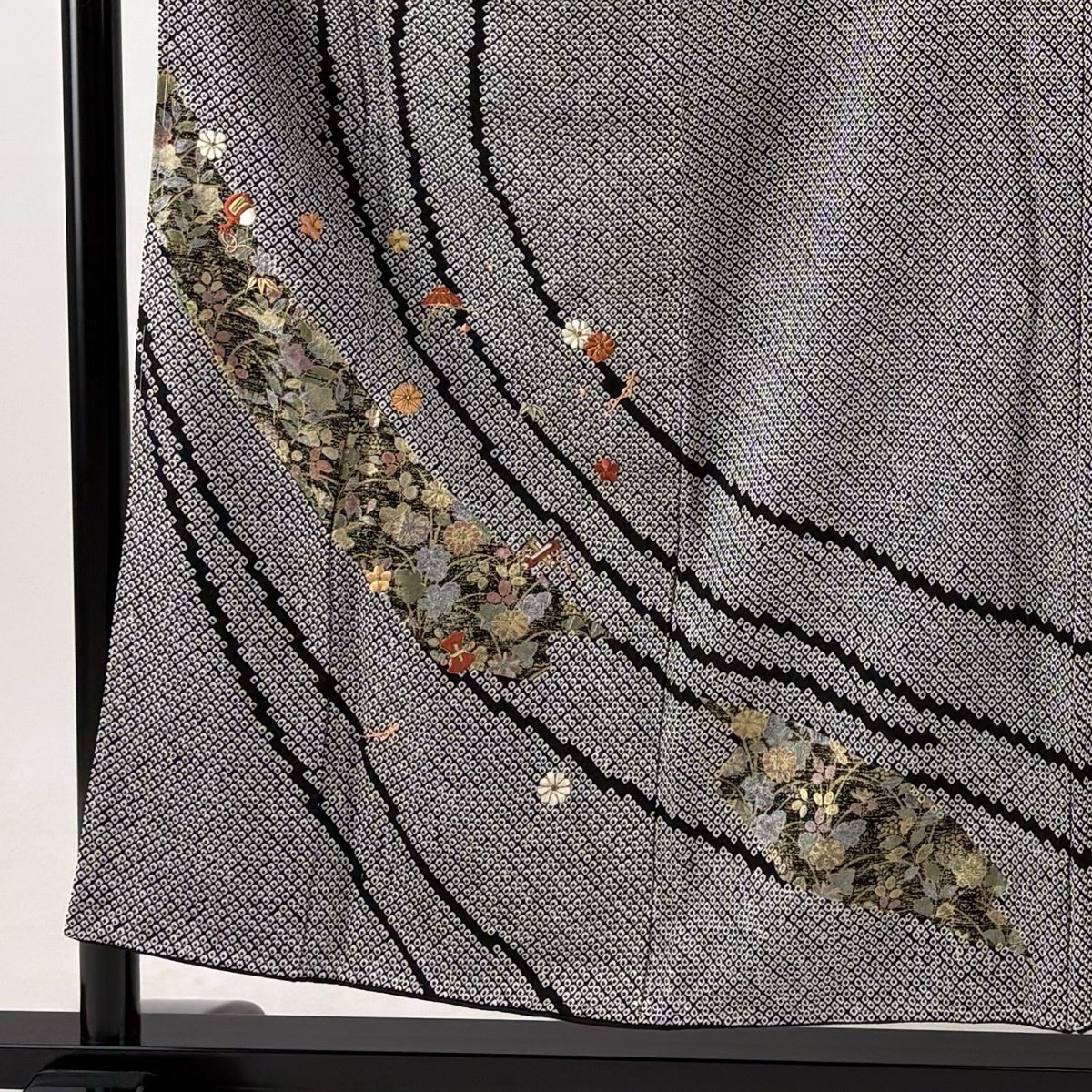訪問着 身丈153cm 裄丈62cm S 袷 宝尽くし 草花 刺繍 絞り 黒 正絹 秀