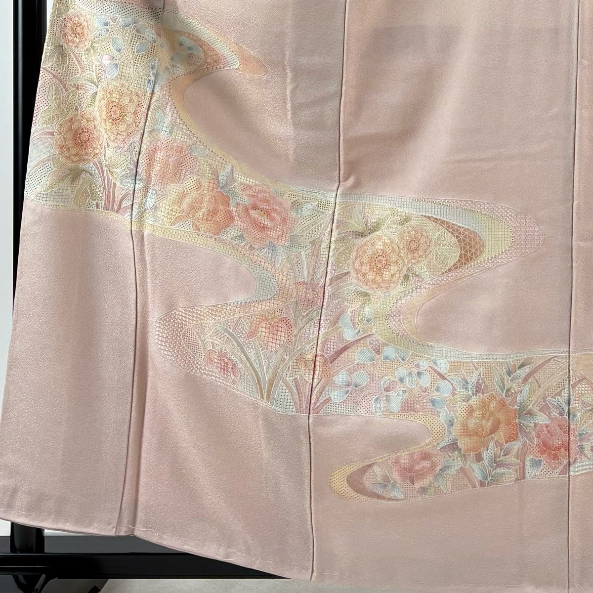裄70 身丈160 美品　正絹付け下げ 薄ピンク 桜柄 上品 刺繍手縫い仕立て 美品】 付下げ 身丈160cm 裄丈64.5cm M 袷 草花 霞 刺繍 薄ピンク 正絹