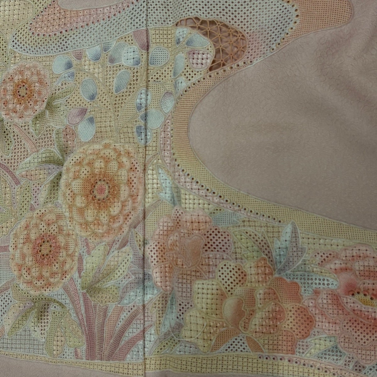 美品】 付下げ 身丈160cm 裄丈64.5cm M 袷 草花 霞 刺繍 薄ピンク 正絹