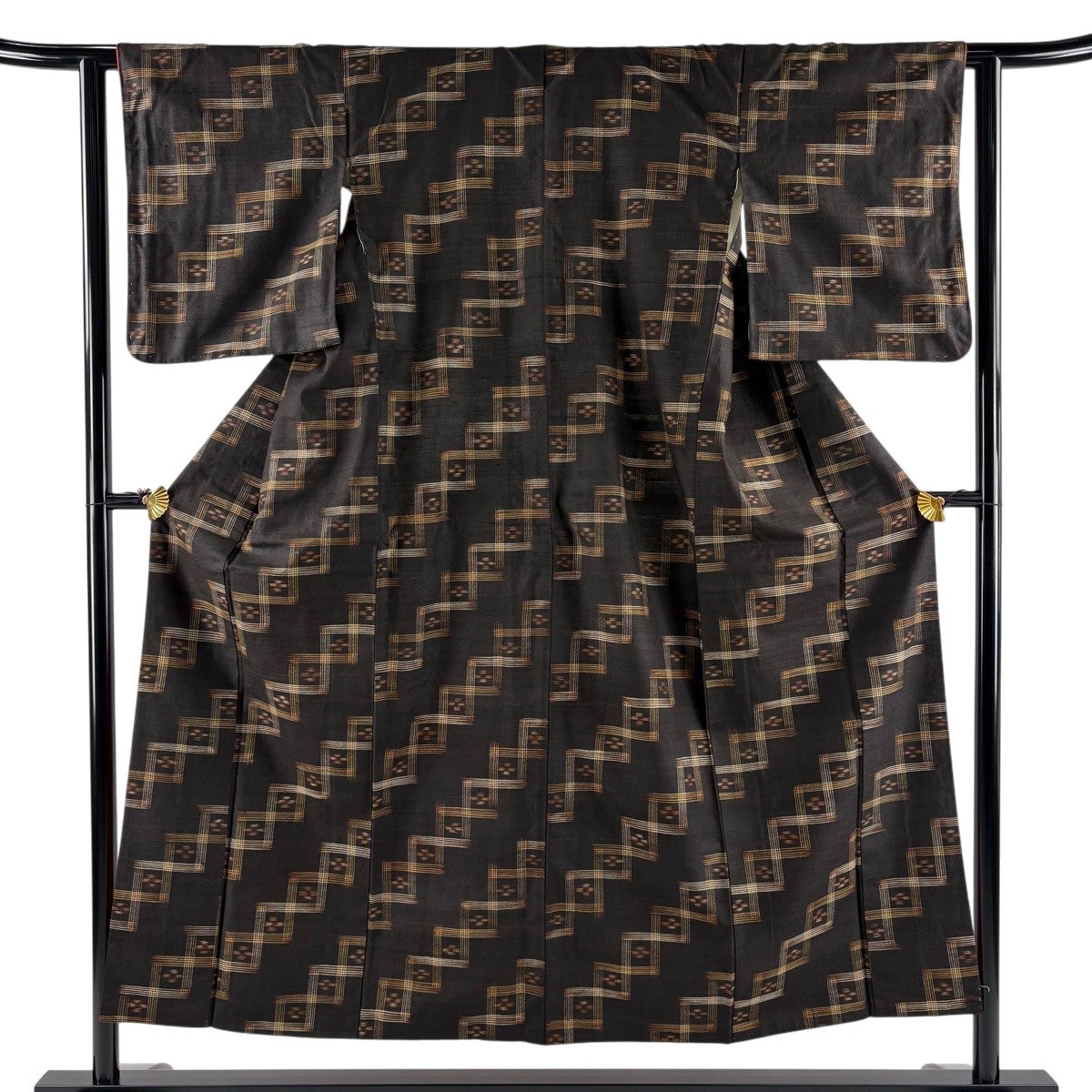 【美品】花織 正絹 単衣 紬 茶色 トールサイズ 紬 身丈151.5cm 裄丈61.5cm S 袷 幾何学模様 花 焦茶色 正絹 名品