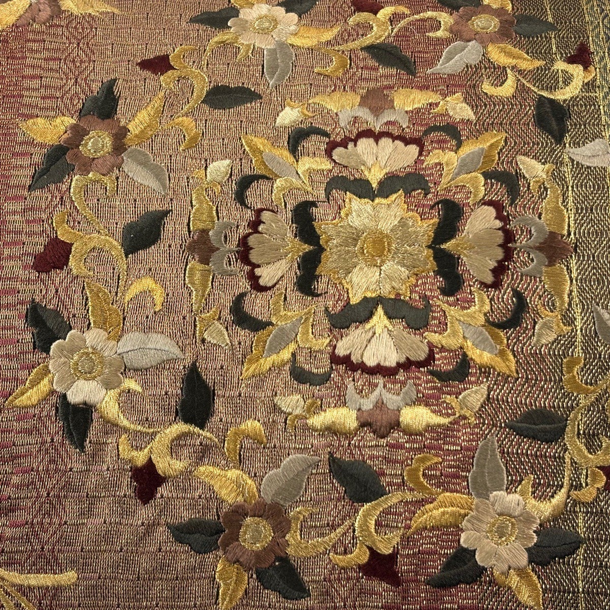 美品】 袋帯 名品 華文 花喰い鳥 金糸 刺繍 茜色 お太鼓柄 正絹｜中古