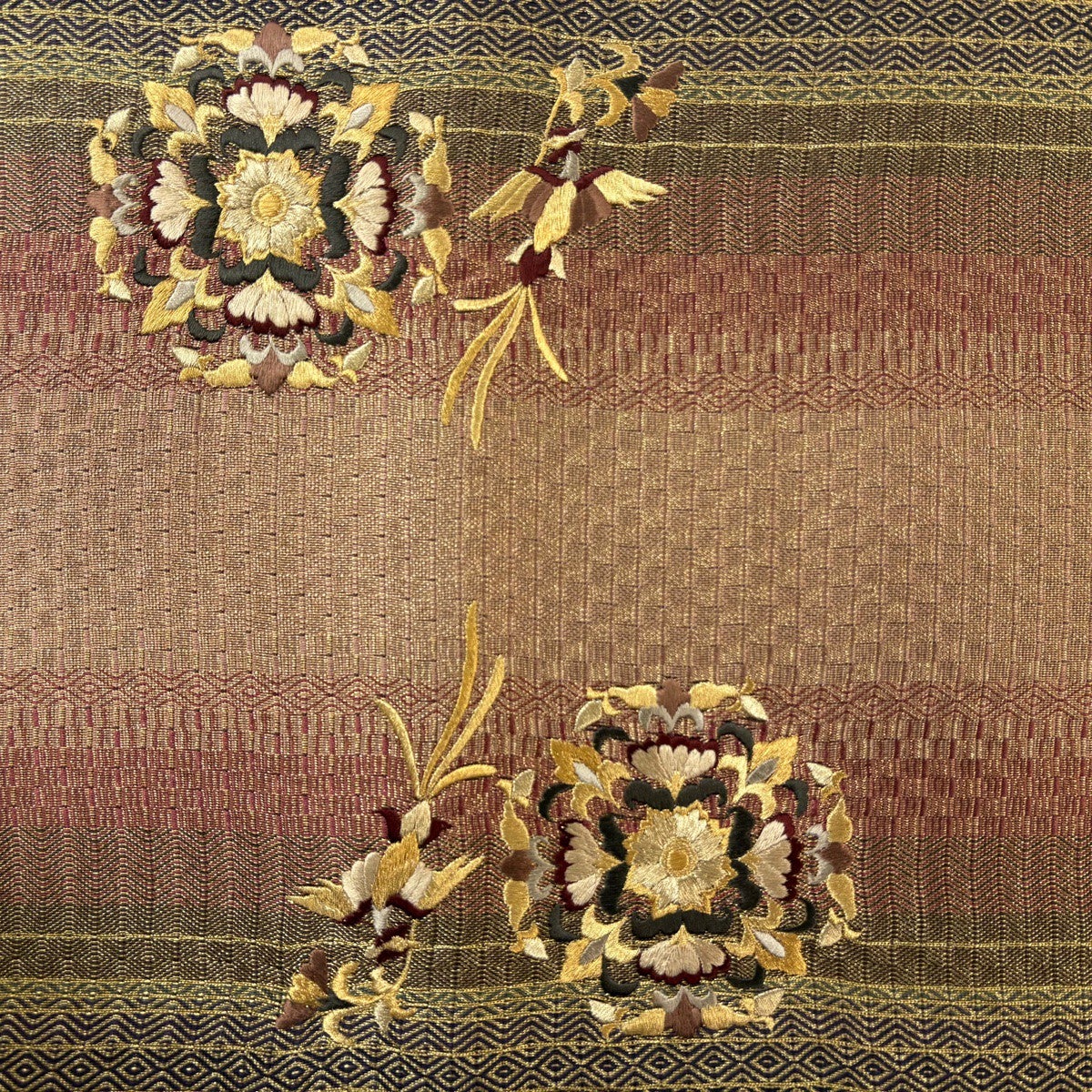 美品】 袋帯 名品 華文 花喰い鳥 金糸 刺繍 茜色 お太鼓柄 正絹｜中古