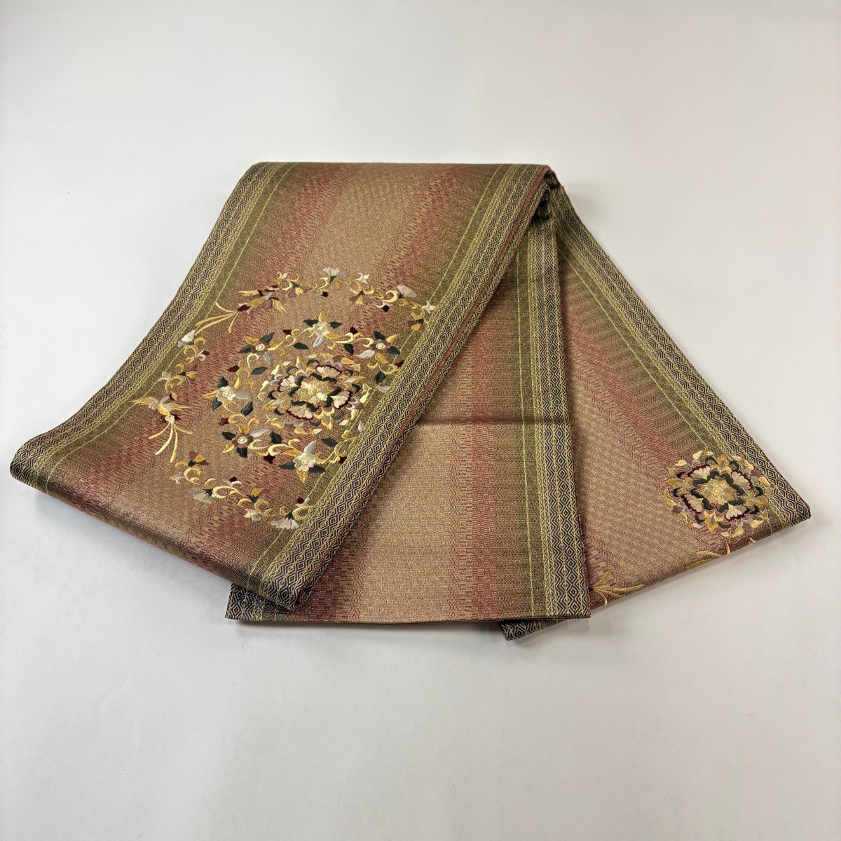 美品】 袋帯 名品 華文 花喰い鳥 金糸 刺繍 茜色 お太鼓柄 正絹｜中古