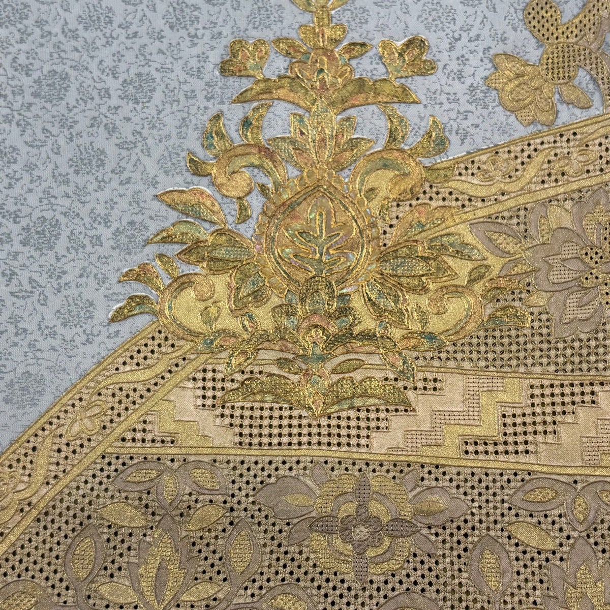 袋帯 名品 花唐草 草花 螺鈿 金彩 灰色 お太鼓柄 正絹｜中古・古着