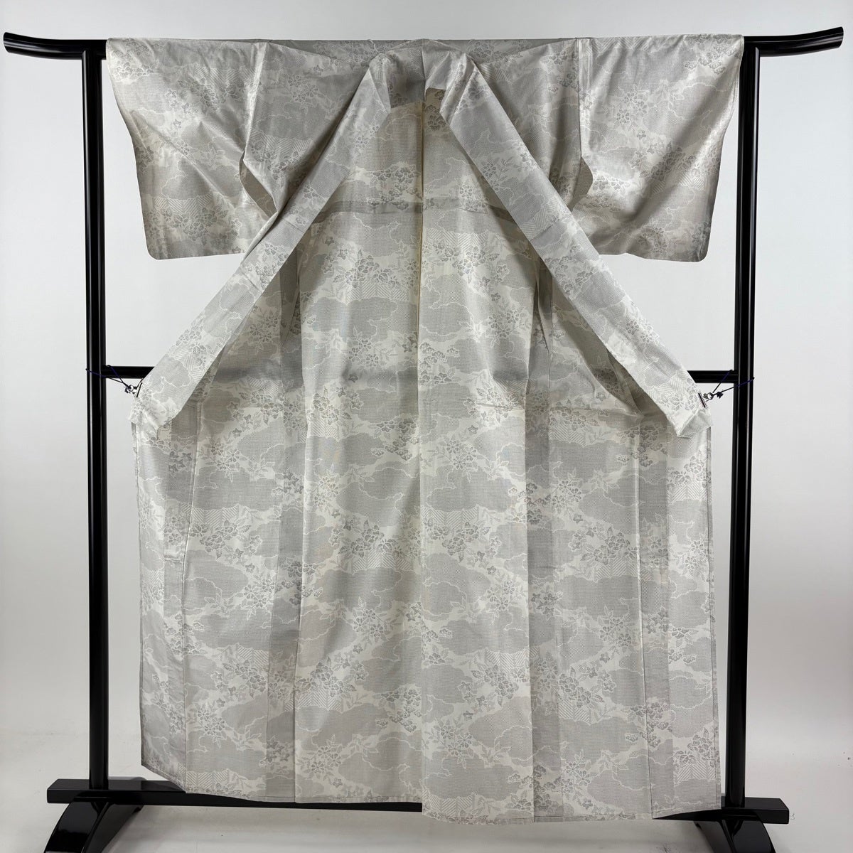 70%OFF 紬 身丈160.5cm 裄丈62.5cm S 単衣 草花 雲文 灰白 正絹 秀品