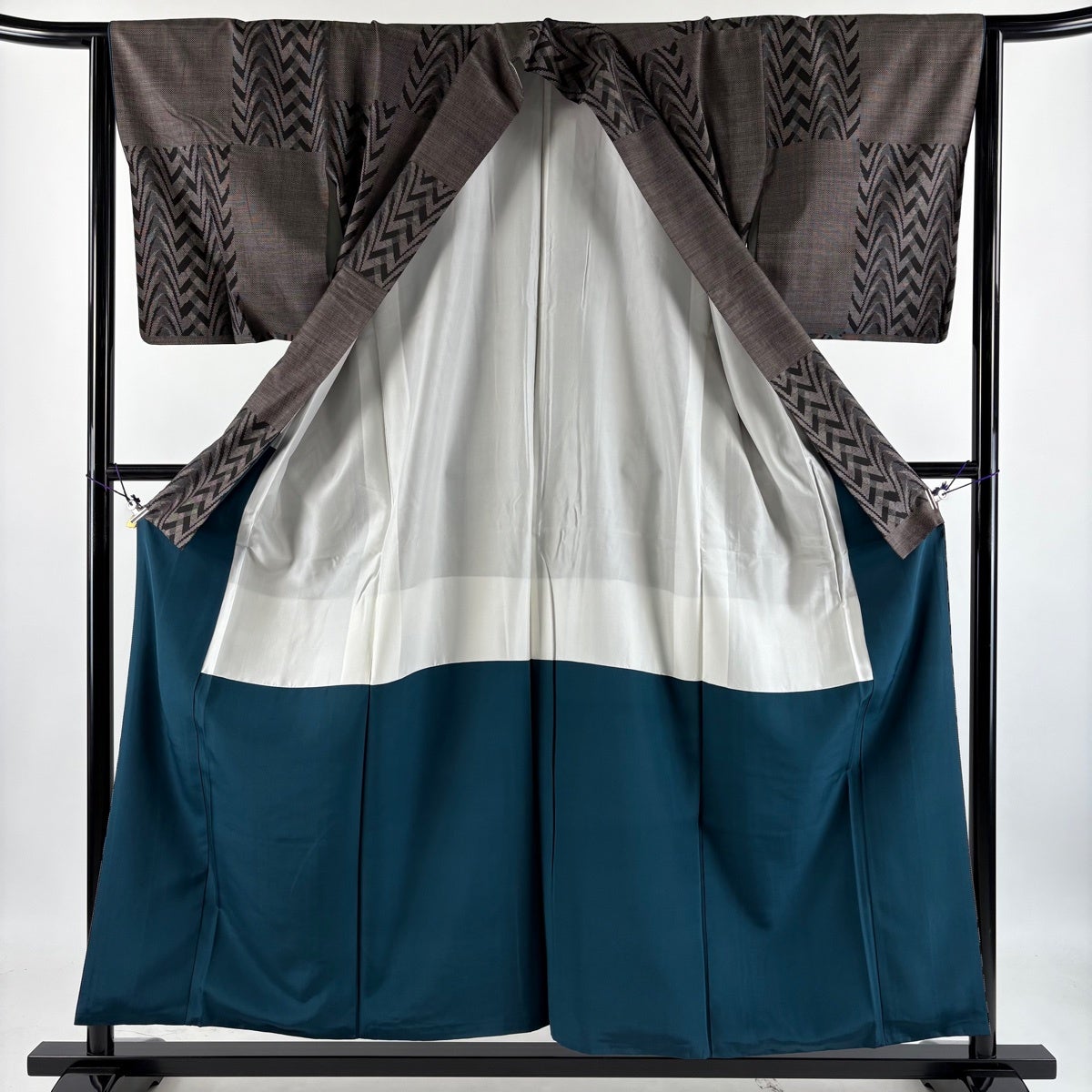 美品】 紬 身丈156.5cm 裄丈64cm M 袷 幾何学模様 焦茶色 正絹 秀品