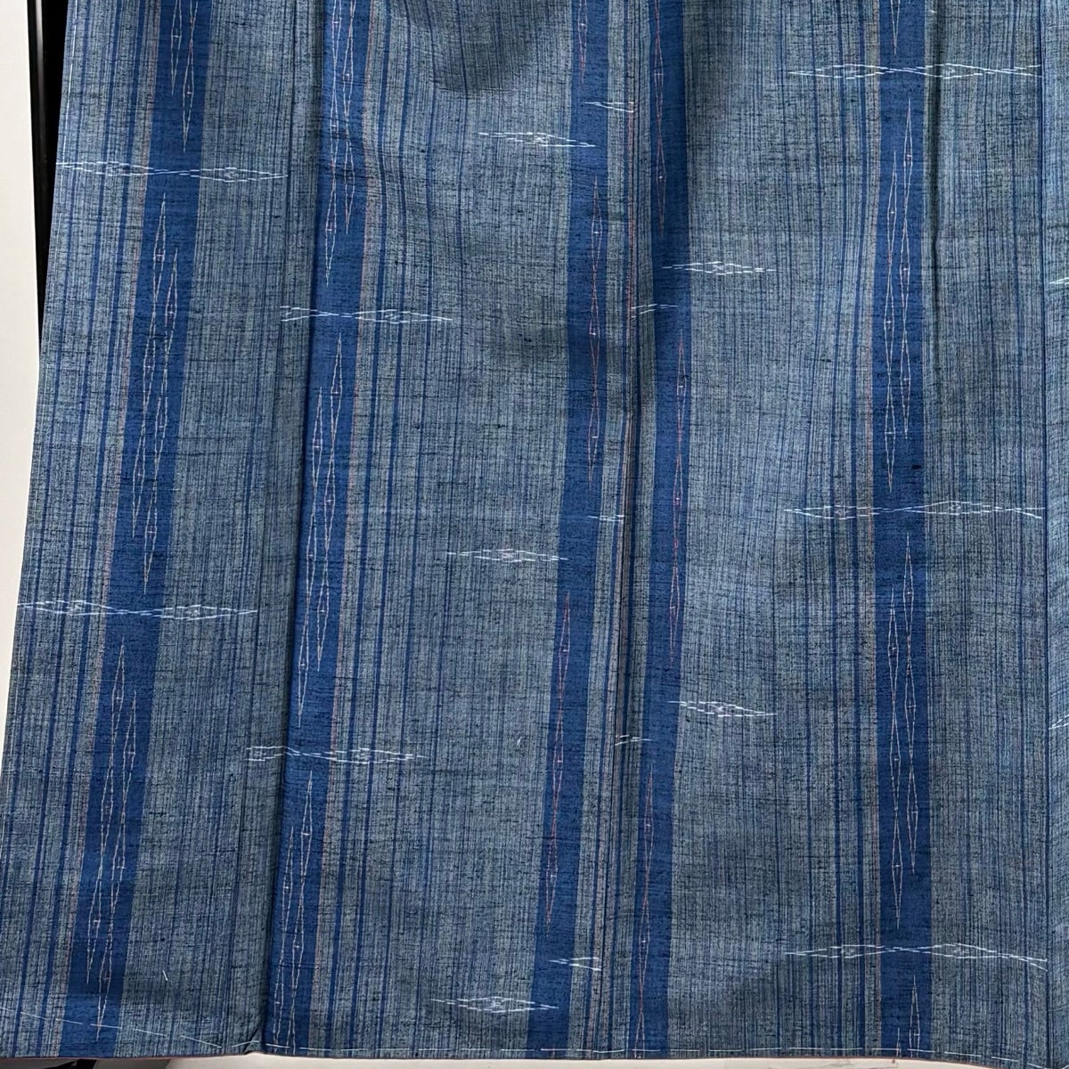 美品】 紬 身丈165.5cm 裄丈67.5cm L 袷 縞 幾何学 藍色 正絹 優品