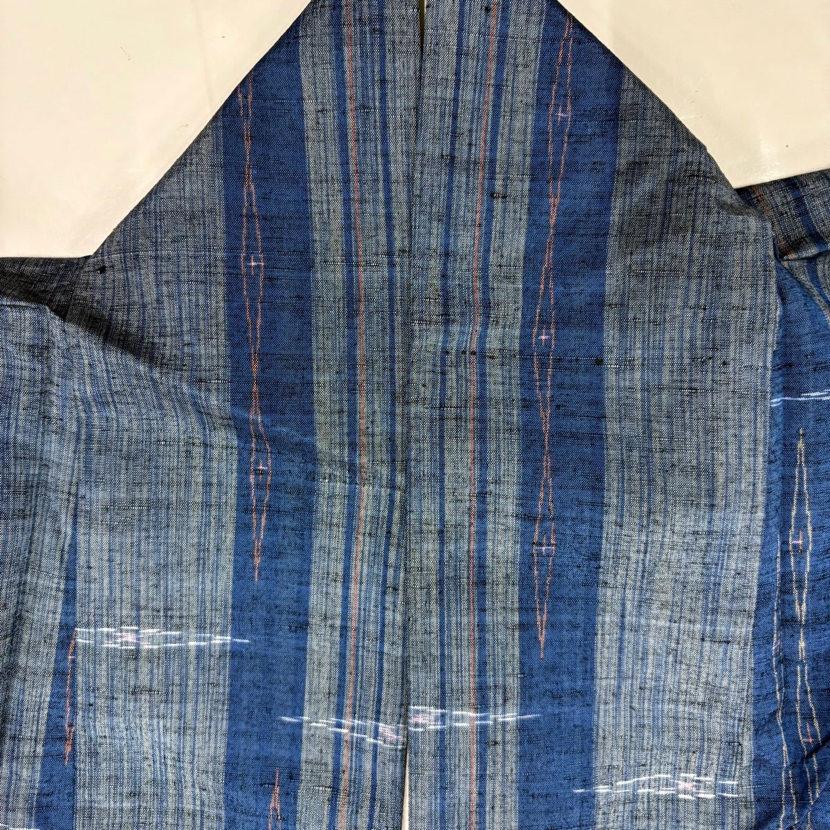 美品】 紬 身丈165.5cm 裄丈67.5cm L 袷 縞 幾何学 藍色 正絹 優品