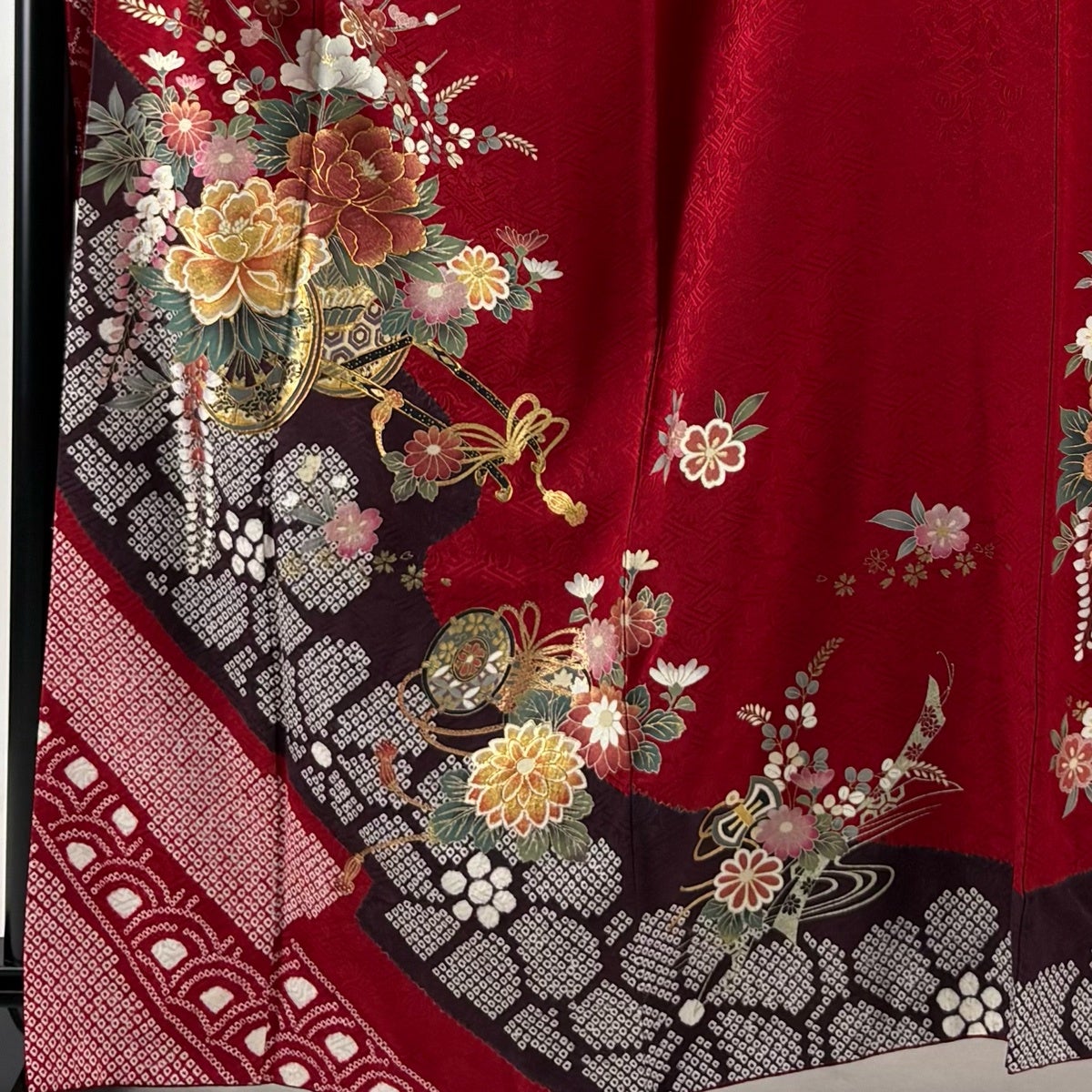 美品】 振袖 身丈163.5cm 裄丈69cm L 袷 鈴乃屋 花車 鼓 金彩 絞り 赤