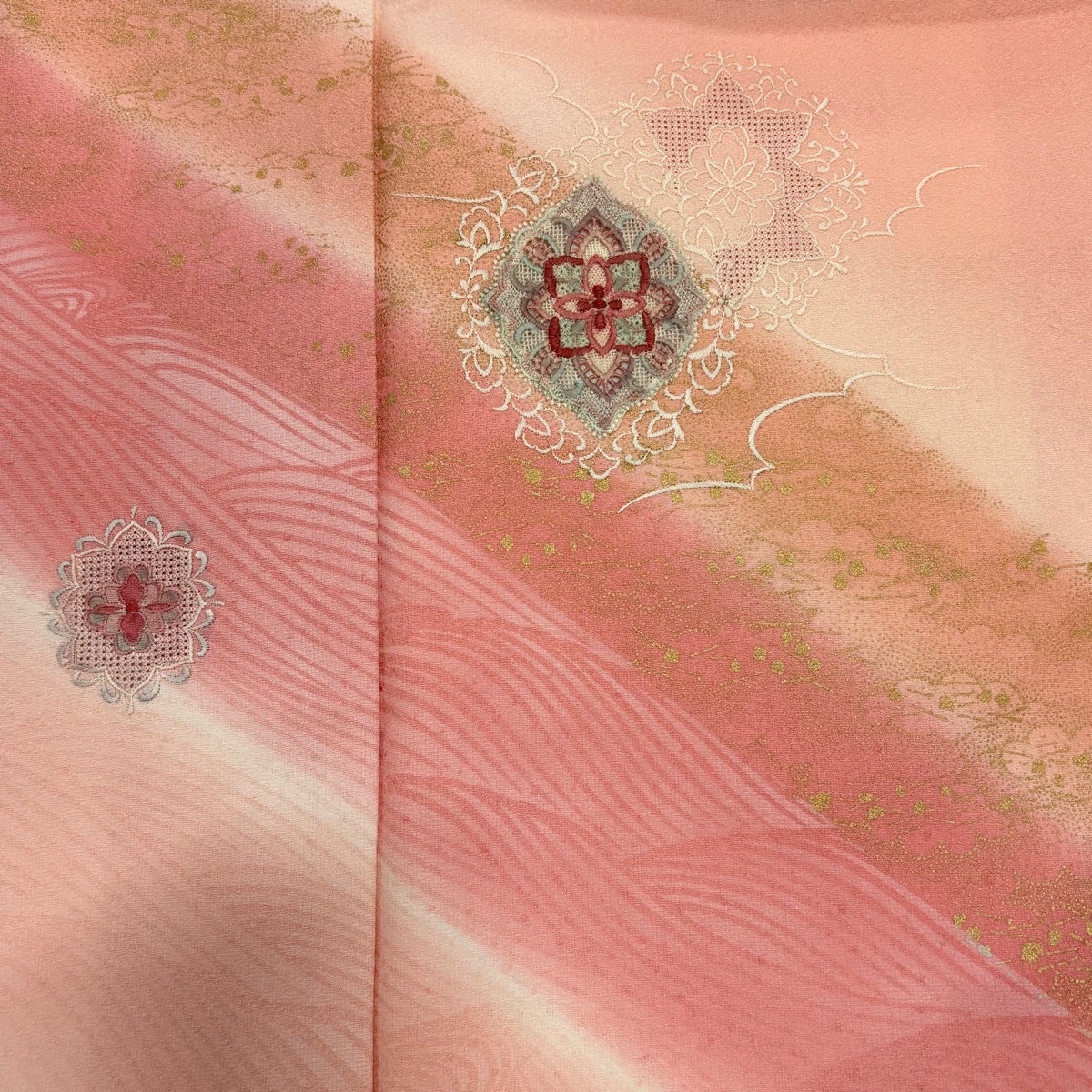 付下げ 身丈165cm 裄丈66.5cm M 袷 華文 波 刺繍 金彩 サーモン 付下げ 身丈165cm 裄丈66.5cm M 袷 華文 波 刺繍 金彩 サーモン