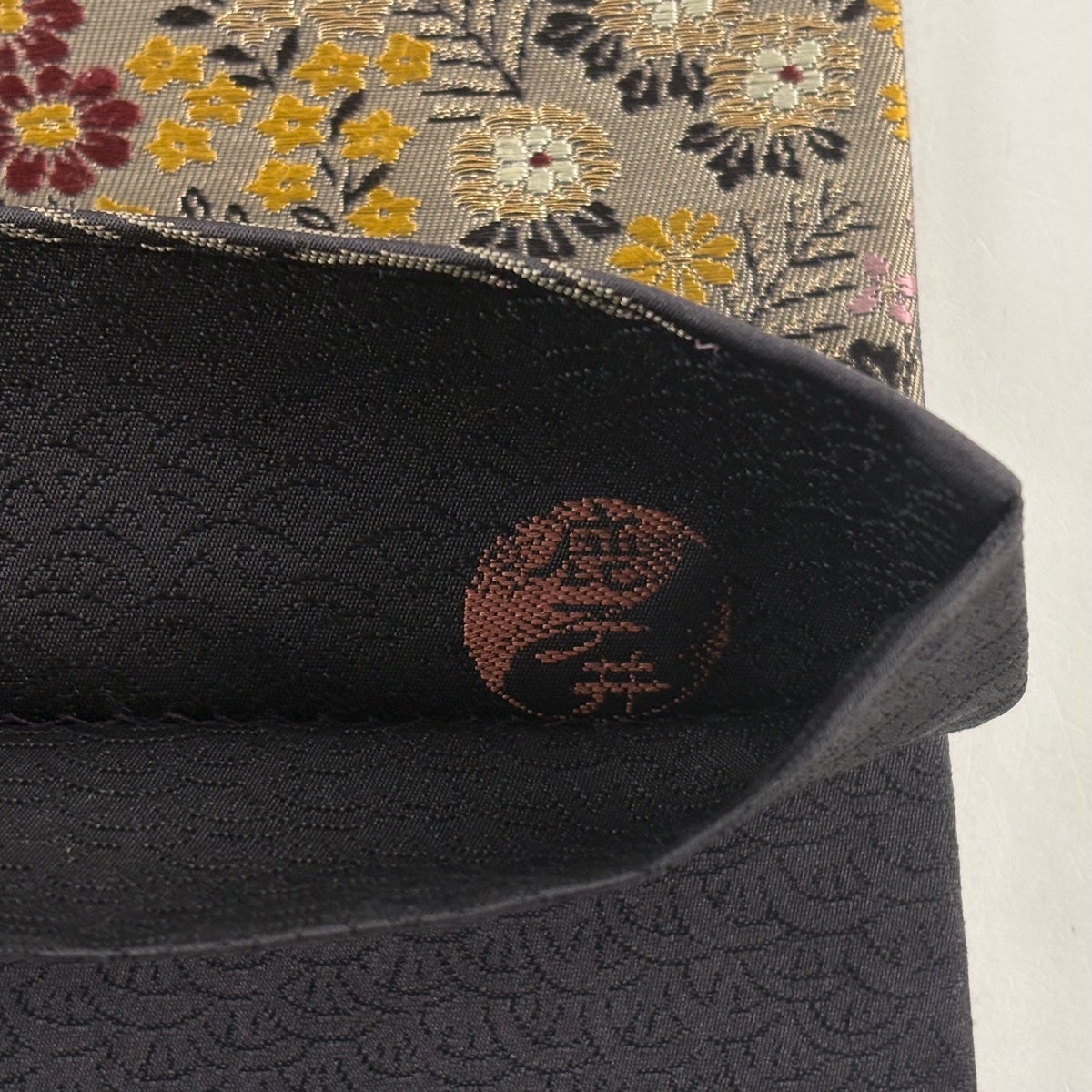 美品】 袋帯 秀品 織全九蔵文様 草花 蝶 金糸 墨色 六通 正絹｜中古