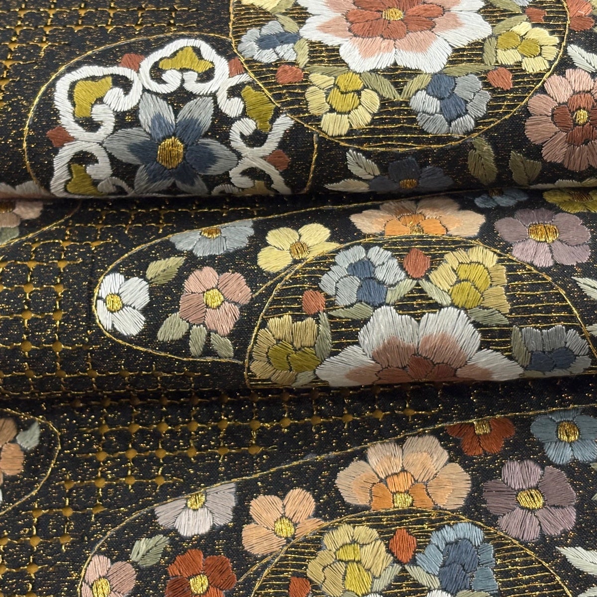 袋帯 逸品 華文 草花 金糸 刺繍 黒 六通 正絹｜中古・古着・リサイクル