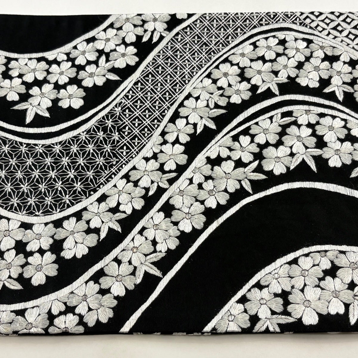 袋帯 逸品 草花 有職文様 銀糸 刺繍 黒 六通 正絹｜中古・古着