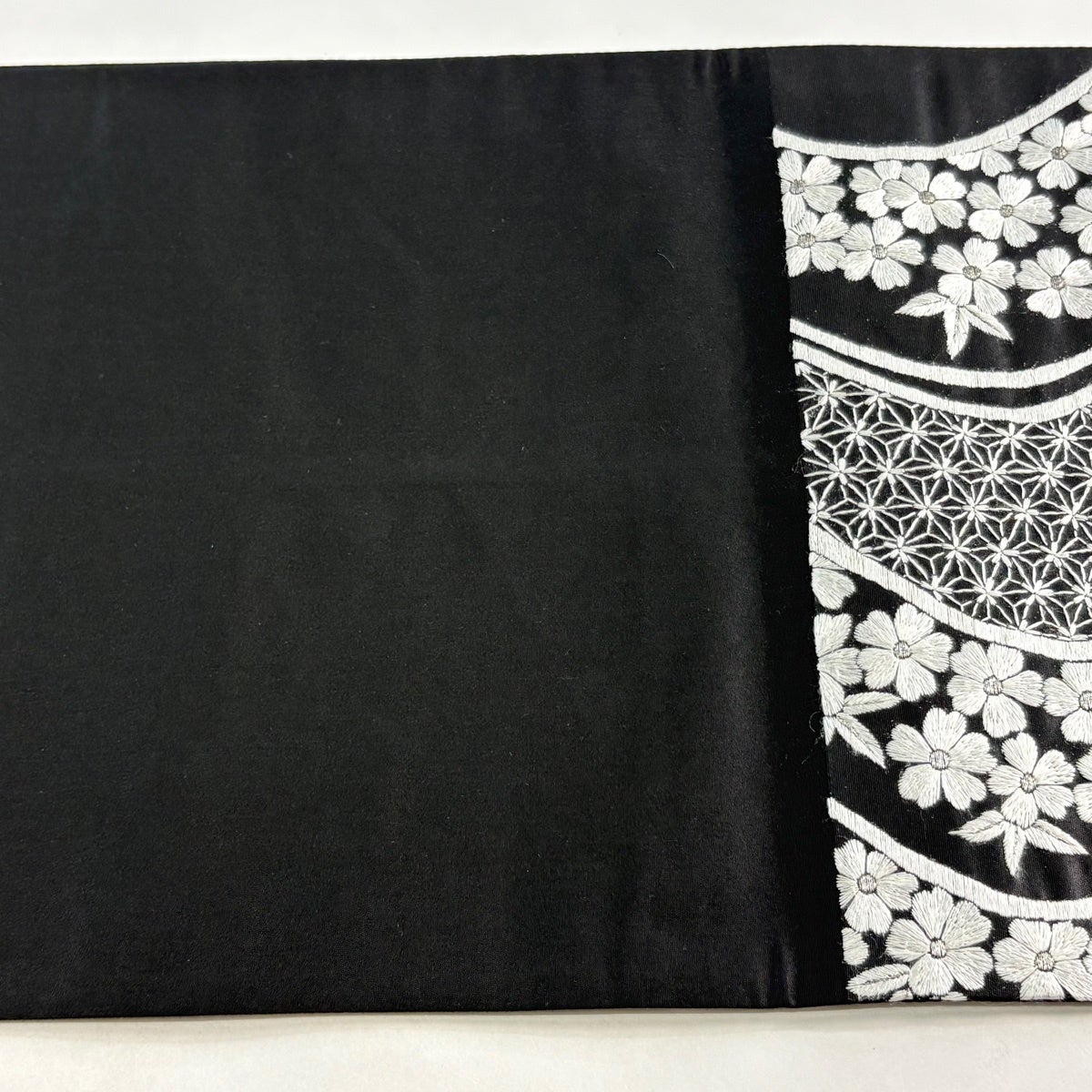 袋帯 逸品 草花 有職文様 銀糸 刺繍 黒 六通 正絹｜中古・古着