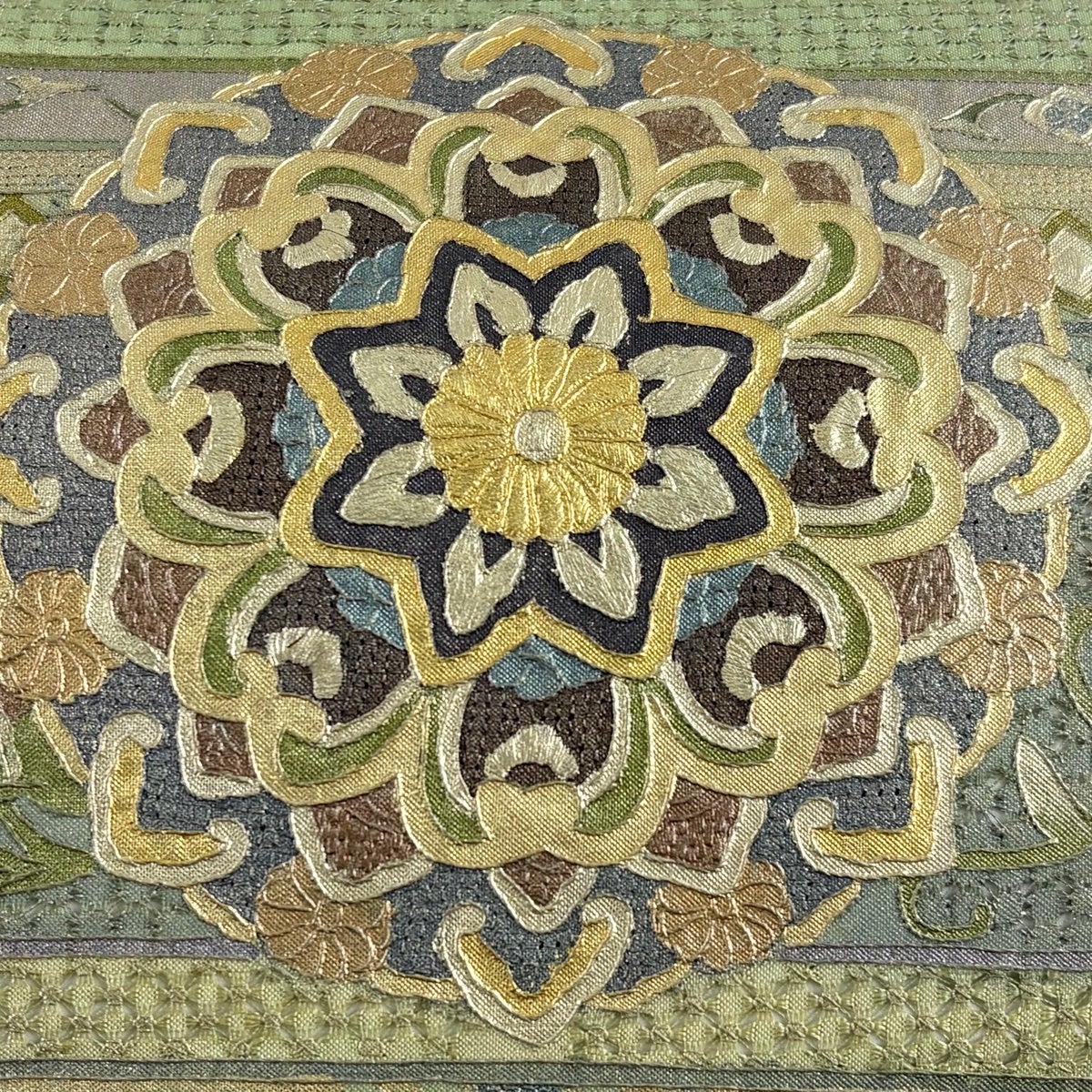 美品】 袋帯 名品 華文 有職文様 刺繍 金銀彩 鶯色 お太鼓柄 正絹
