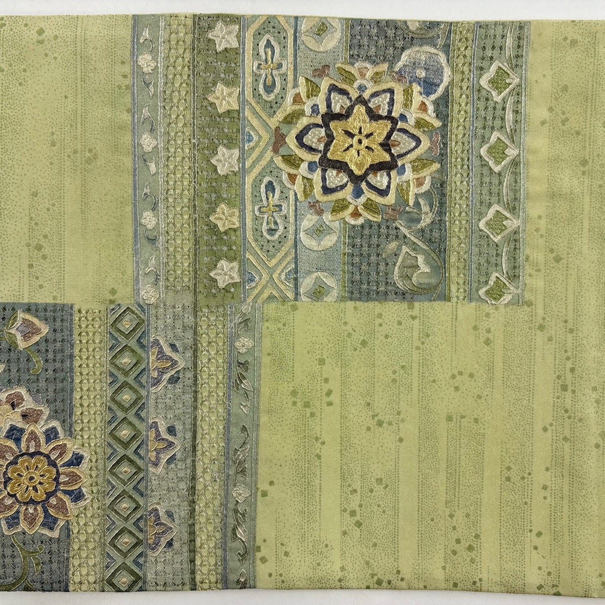 美品】 袋帯 名品 華文 有職文様 刺繍 金銀彩 鶯色 お太鼓柄 正絹