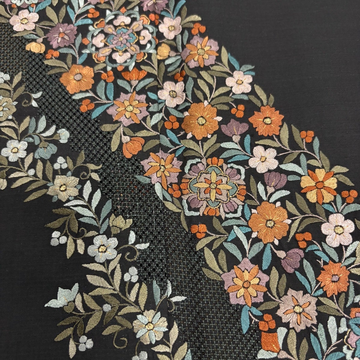 付下げ 身丈162cm 裄丈64.5cm M 袷 紬地 華文 草花 金糸 刺繍 墨色