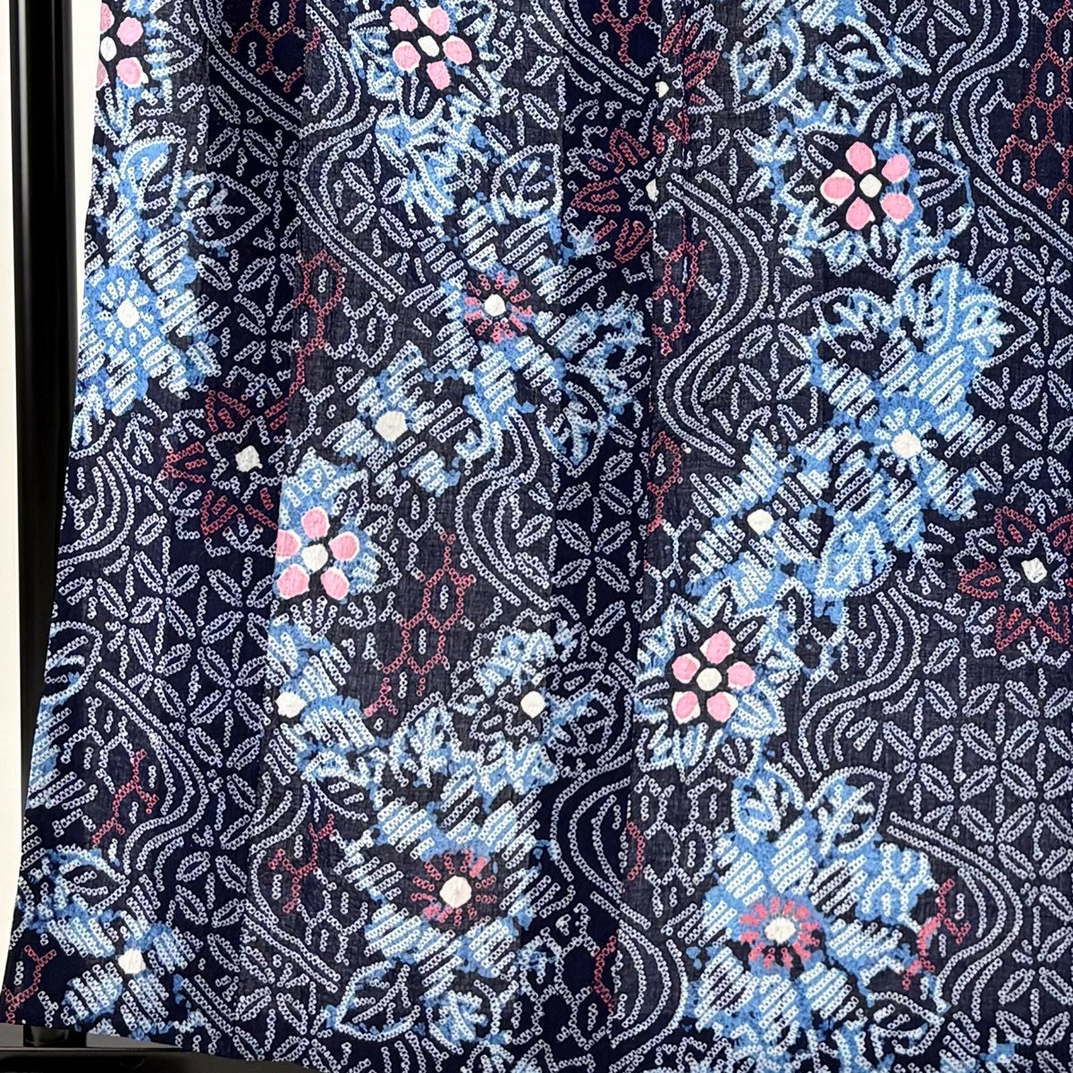 細かい絞りの浴衣・身丈160，裄丈65.5 美品】 浴衣 身丈160cm 裄丈65cm M 絞り浴衣 花 有職文様 濃紺 綿 名品