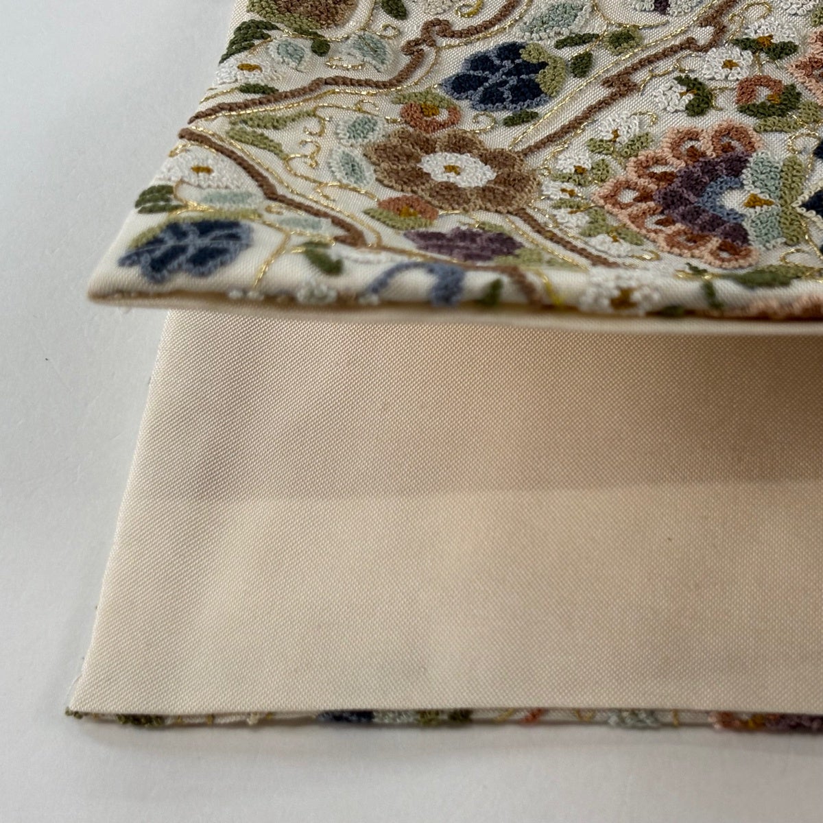 美品】 袋帯 逸品 華文 菱 相良刺繍 金糸 ベージュ 六通 正絹｜中古