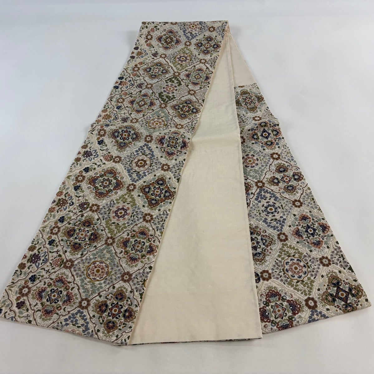 美品】 袋帯 逸品 華文 菱 相良刺繍 金糸 ベージュ 六通 正絹｜中古