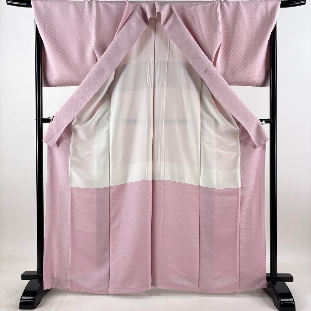 色無地 身丈166.5cm 裄丈69cm L 袷 地紋 縮緬 ピンク 正絹 逸品｜中古