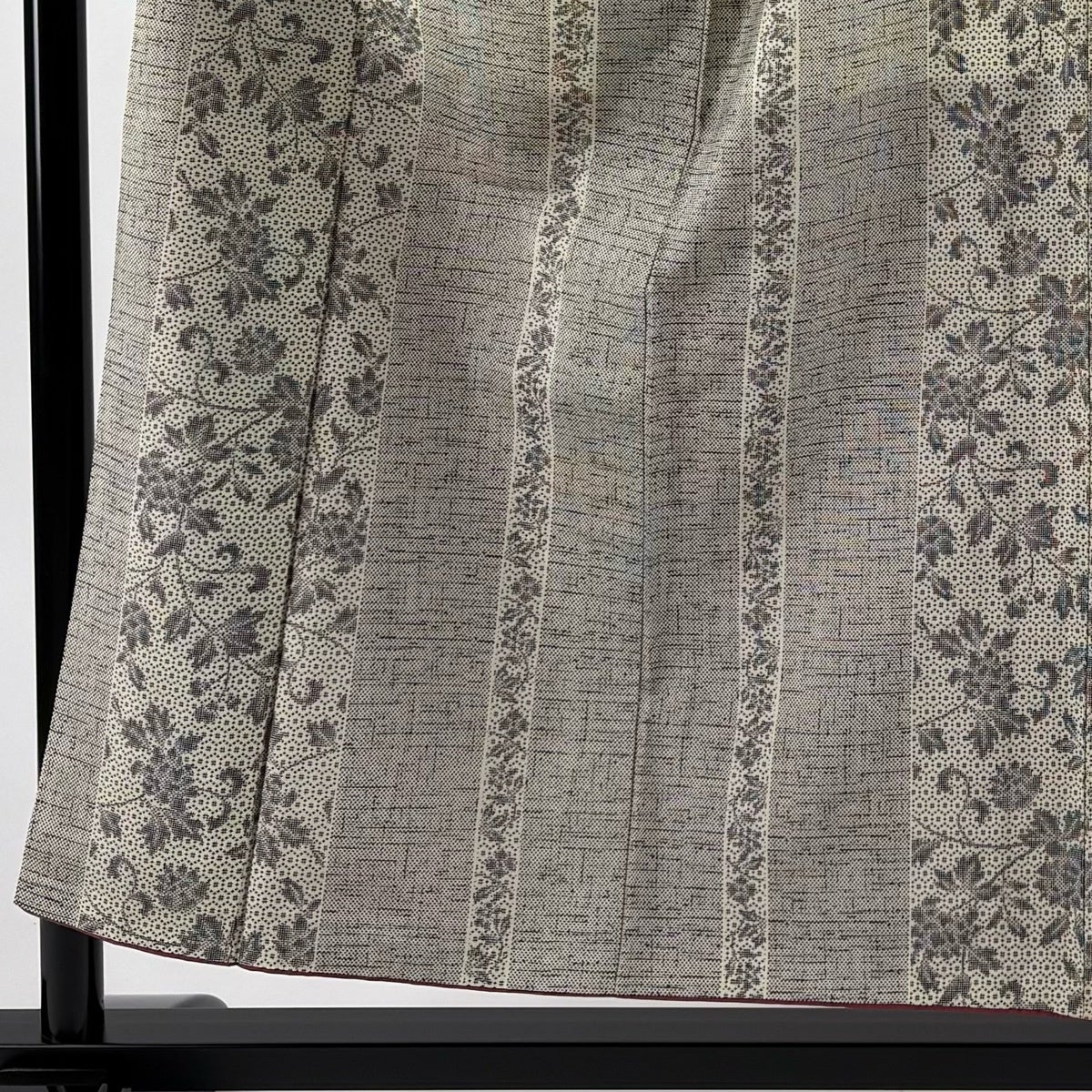 紬 身丈154.5cm 裄丈65.5cm M 袷 花唐草 縦縞 灰色 正絹 優品｜中古