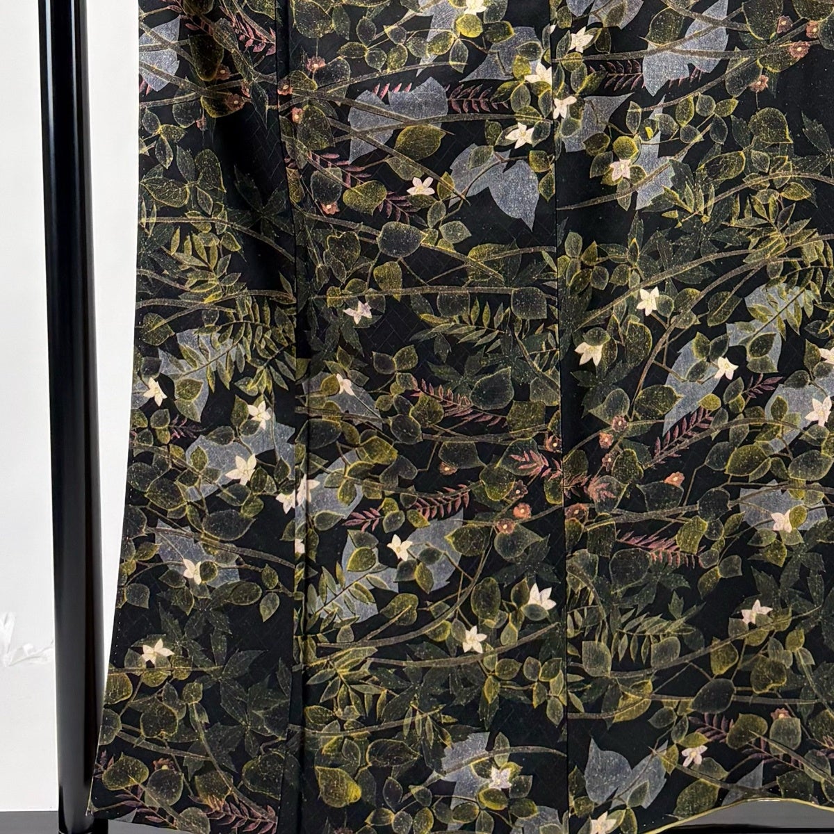 美品】 小紋 身丈158cm 裄丈63cm S 袷 枝花 葉柄 金彩 黒 正絹 秀品