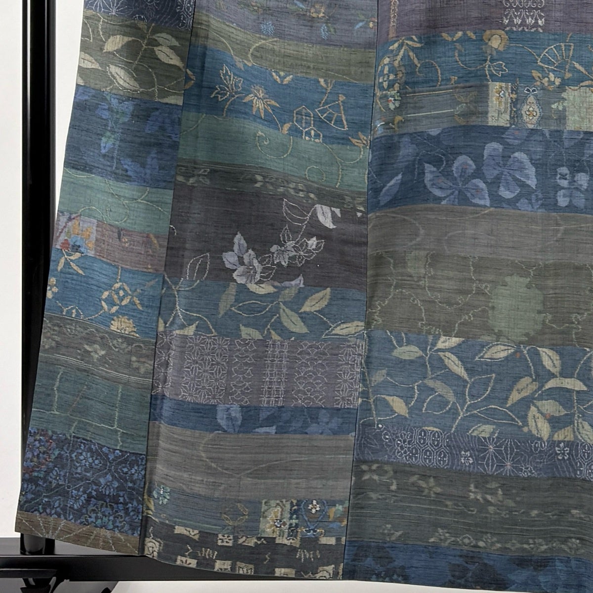 美品】 紬 身丈159cm 裄丈67.5cm L 袷 花唐草 段縞 紺色 正絹 秀品