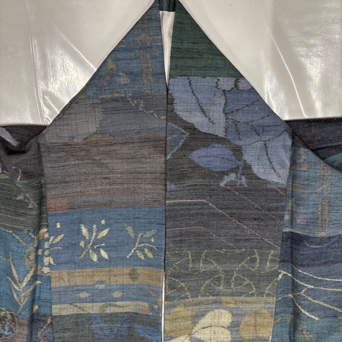 美品】 紬 身丈159cm 裄丈67.5cm L 袷 花唐草 段縞 紺色 正絹 秀品