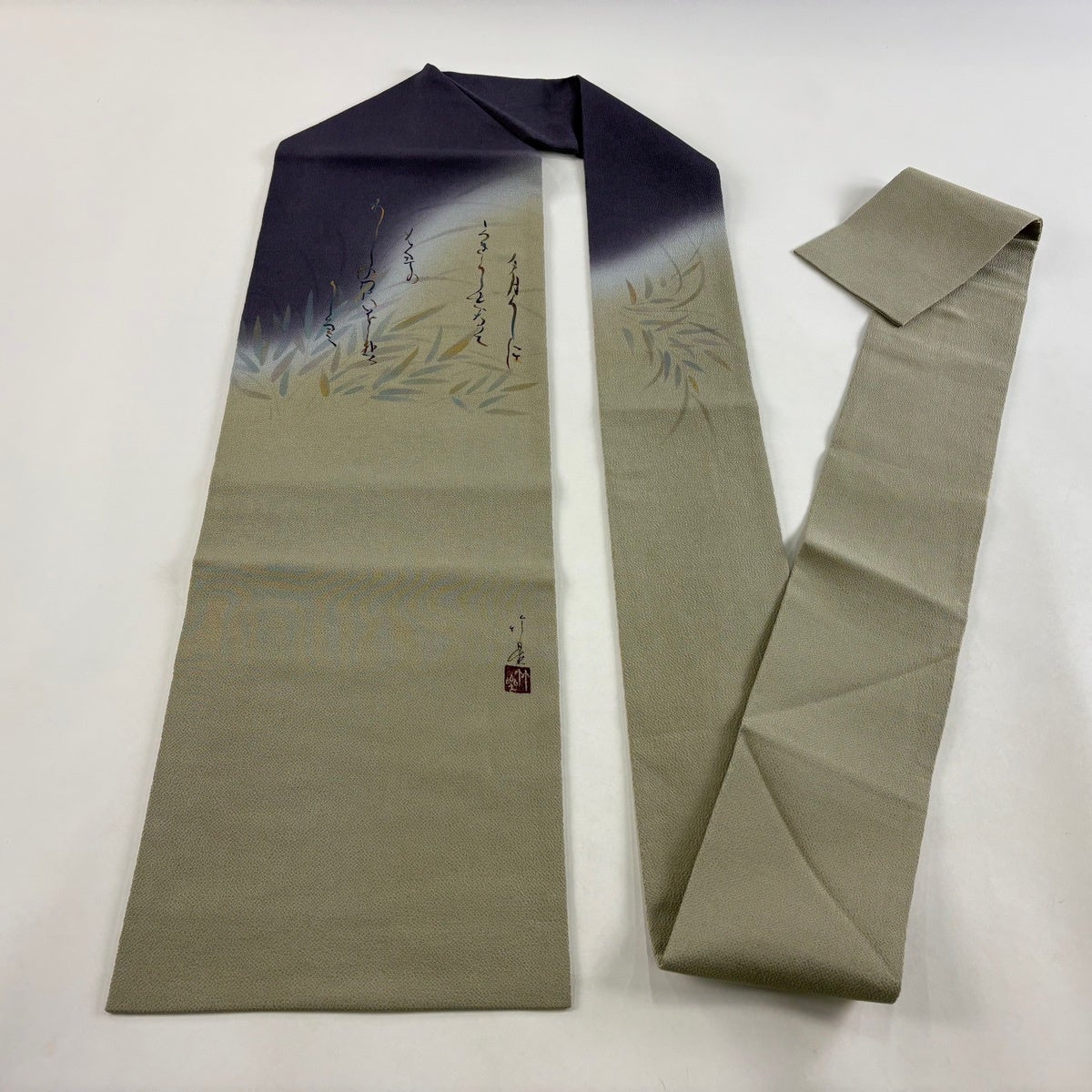 美品】 名古屋帯 秀品 落款あり 文字文 芝草 金彩 縮緬 灰色 正絹