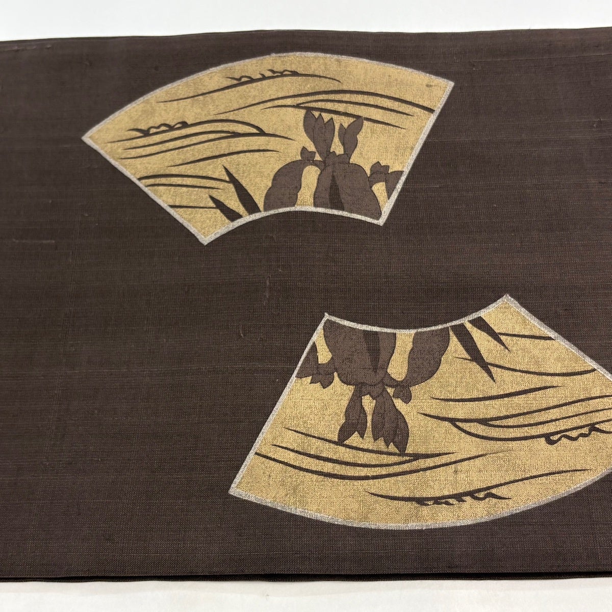 美品】 開き名古屋帯 秀品 扇面 菖蒲 銀糸 金彩 焦茶色 正絹｜中古