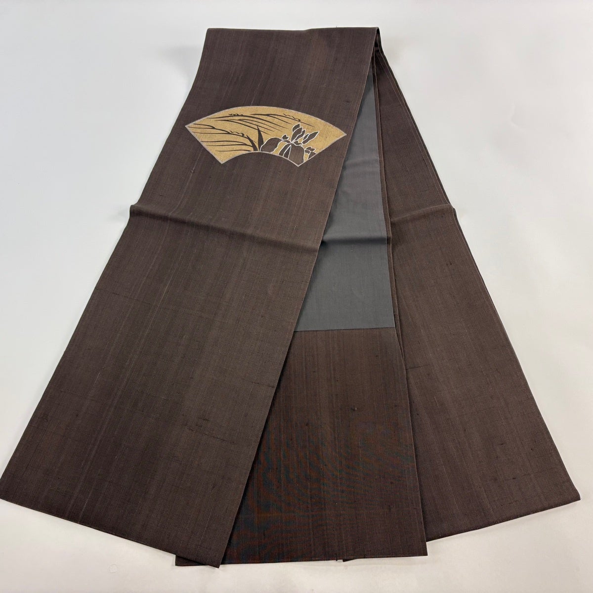 美品】 開き名古屋帯 秀品 扇面 菖蒲 銀糸 金彩 焦茶色 正絹｜中古
