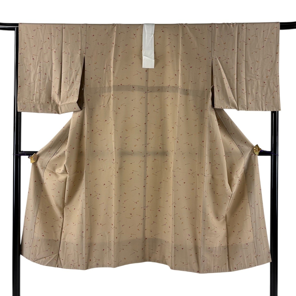 美品】 長襦袢 身丈126.5cm 裄丈66cm M 矢羽 鈴 薄茶色 正絹 秀品
