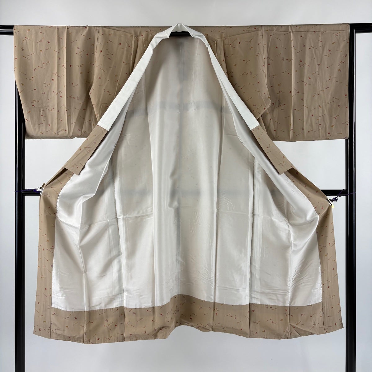 美品】 長襦袢 身丈126.5cm 裄丈66cm M 矢羽 鈴 薄茶色 正絹 秀品