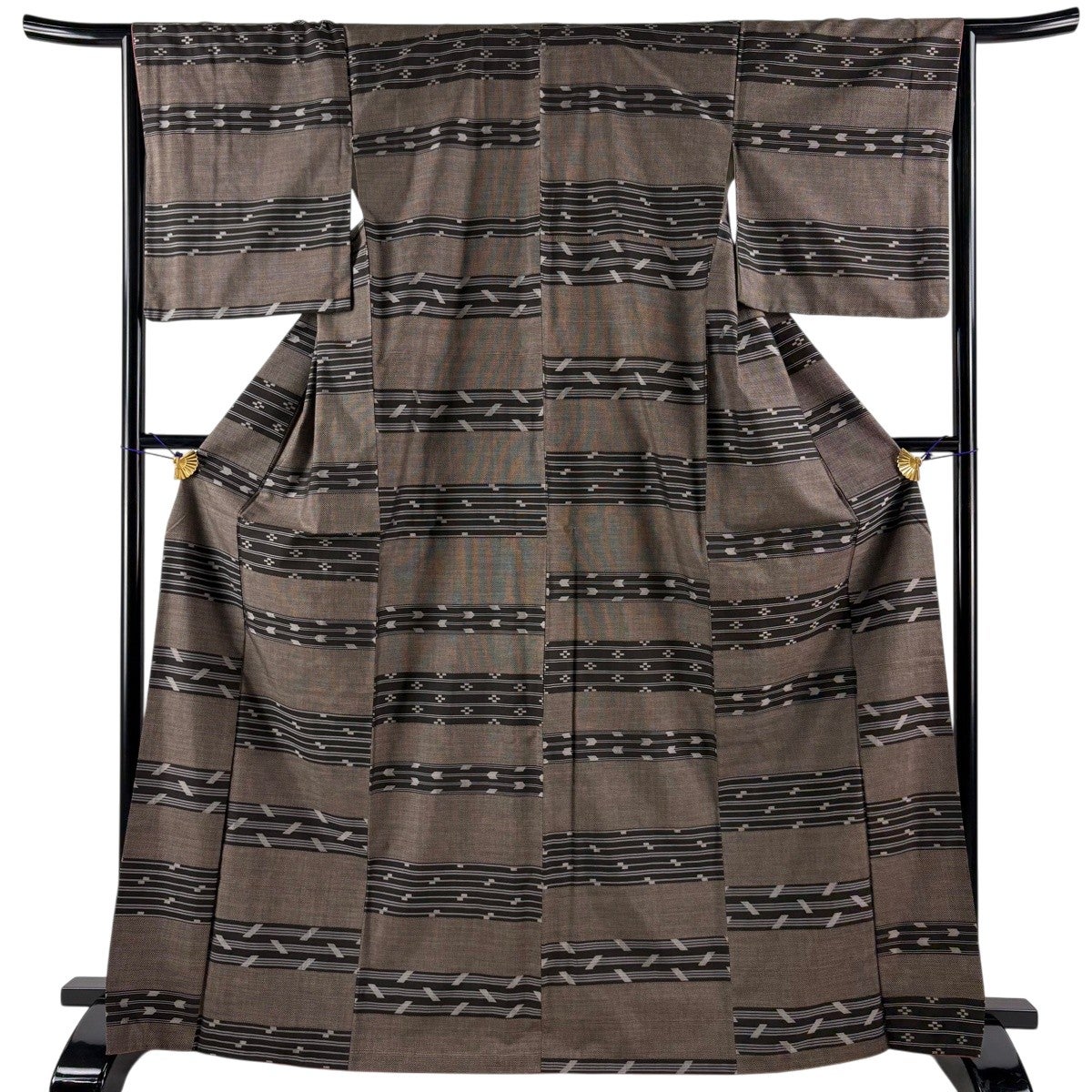 【美品】 紬 身丈156.5cm 裄丈64cm 正絹 逸品 【中古】 美品】 紬 身丈156.5cm 裄丈61cm S 袷 落款あり 灰茶 正絹 秀品｜中古