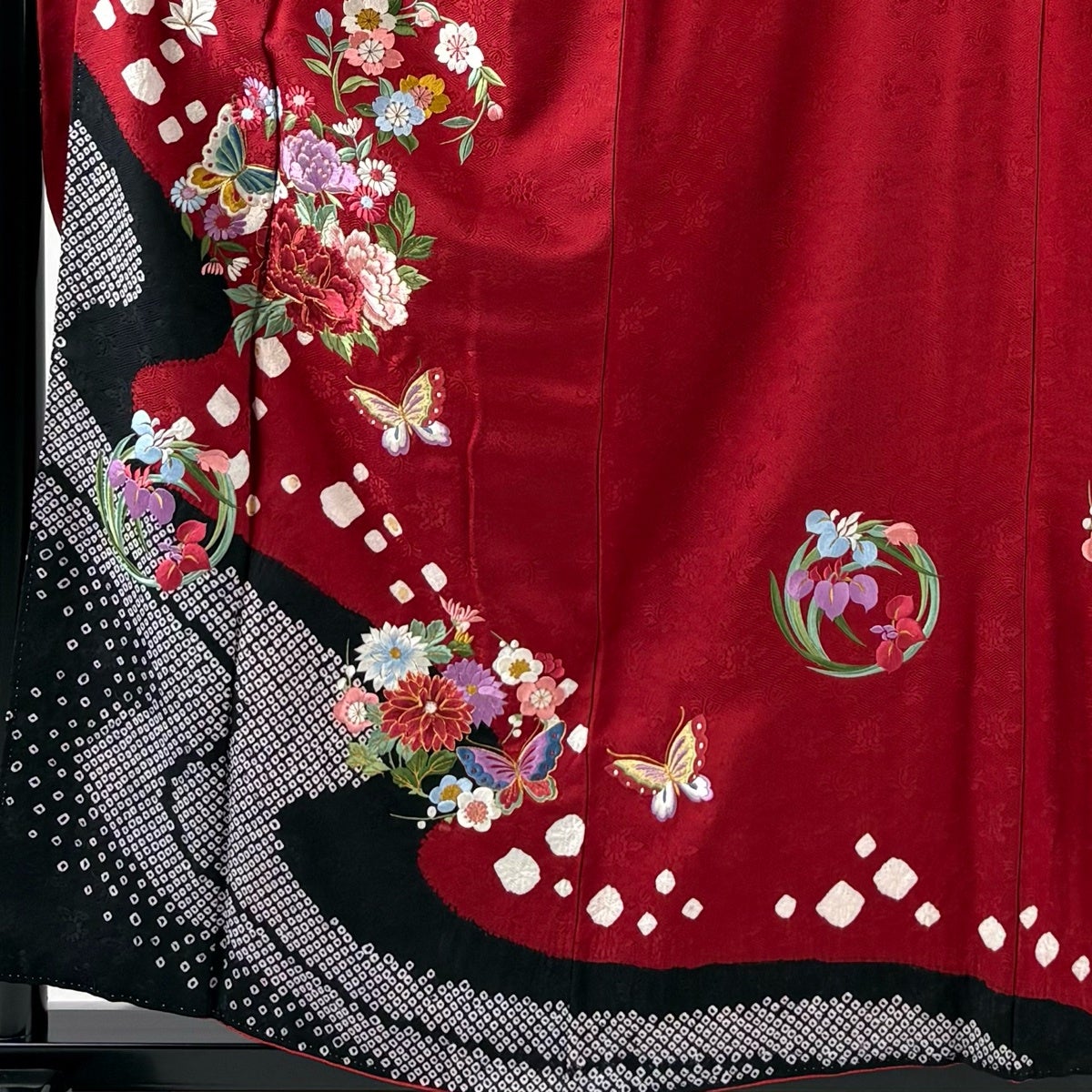 振袖 身丈159cm 裄丈64.5cm M 袷 花丸文 蝶 刺繍 絞り 赤 正絹 秀品