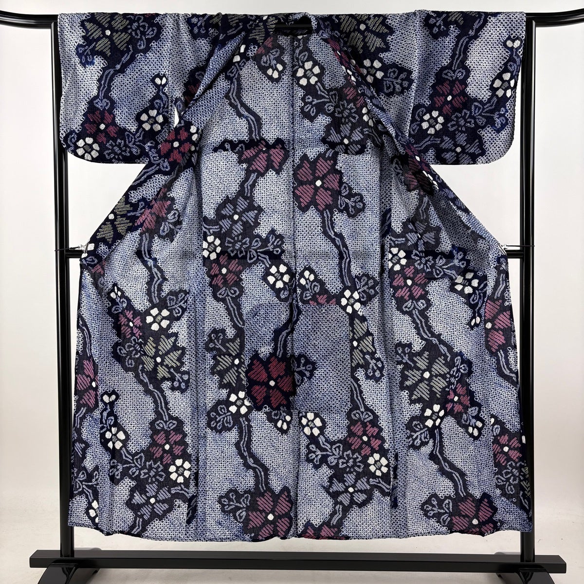 美品】 浴衣 身丈152cm 裄丈65cm M 絞り浴衣 草花 紺色 綿 名品｜中古