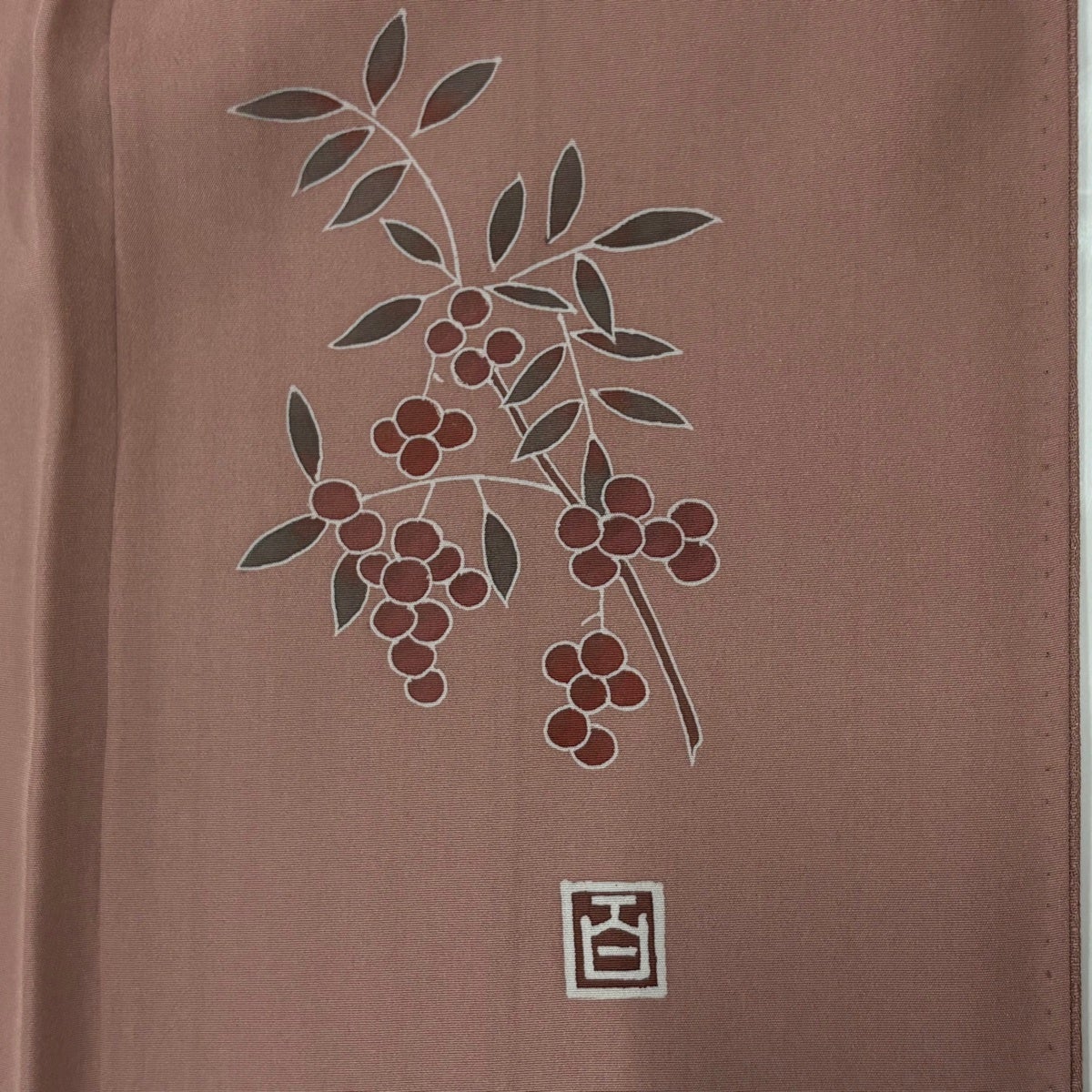 色無地 身丈156cm 裄丈63cm S 袷 百貫 落款あり 地紋 薄小豆 正絹 名品
