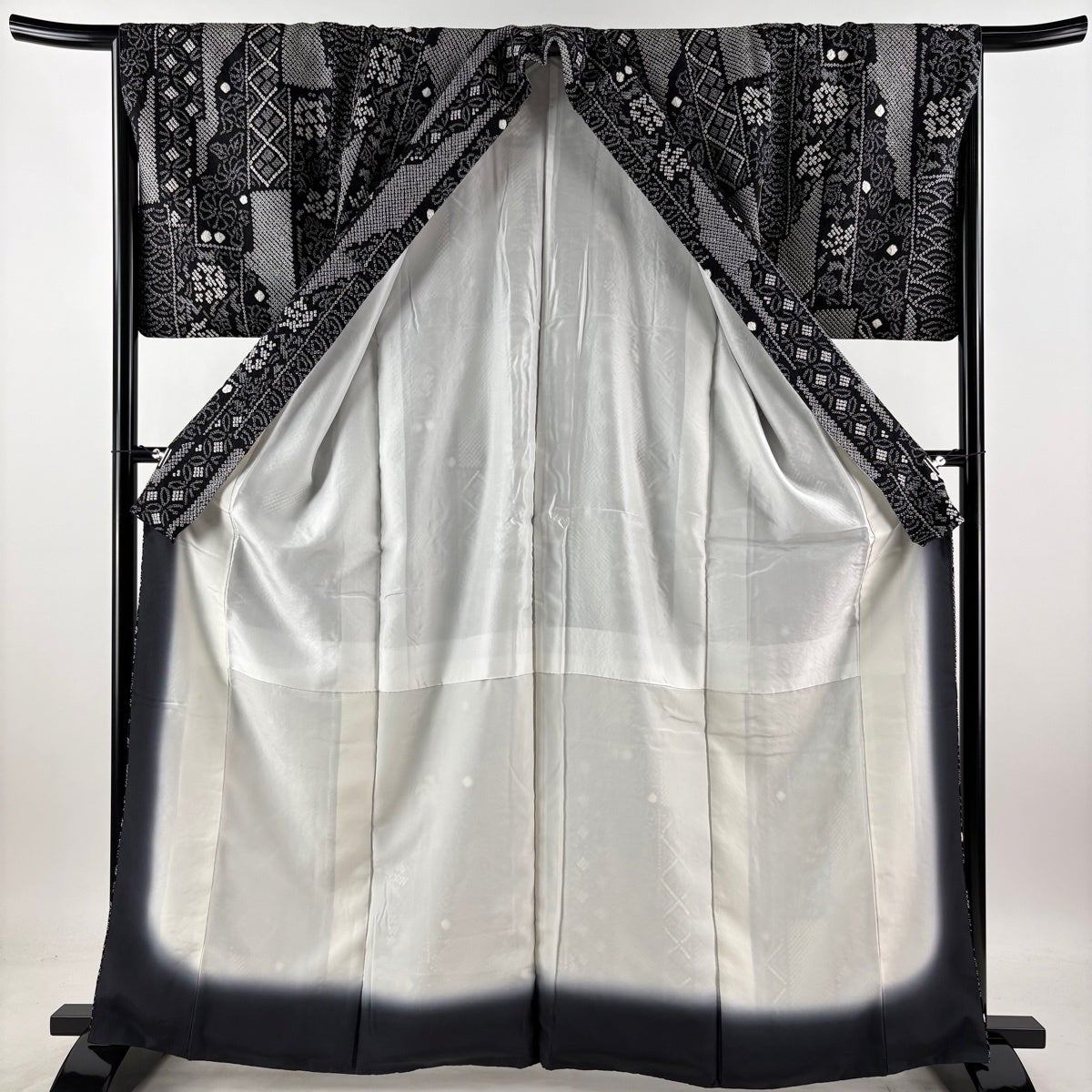 小紋 身丈163.5cm 裄丈66cm M 袷 菊 菱 総絞り 黒 正絹 名品｜中古