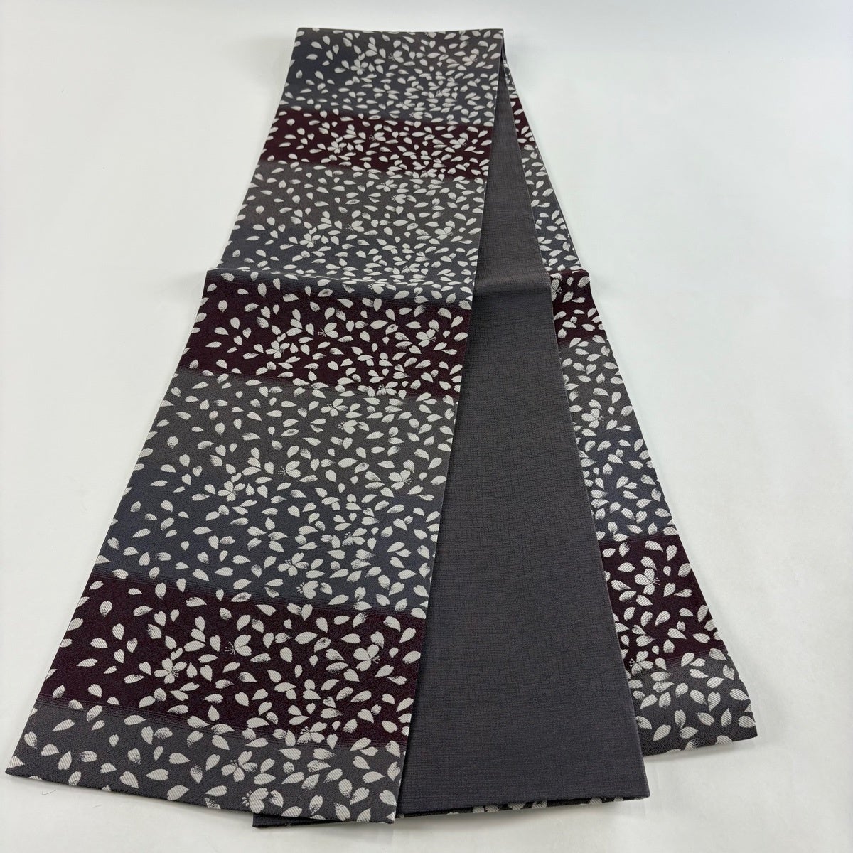 美品】 袋帯 名品 桜の花びら 横段 灰色 全通 正絹｜中古・古着