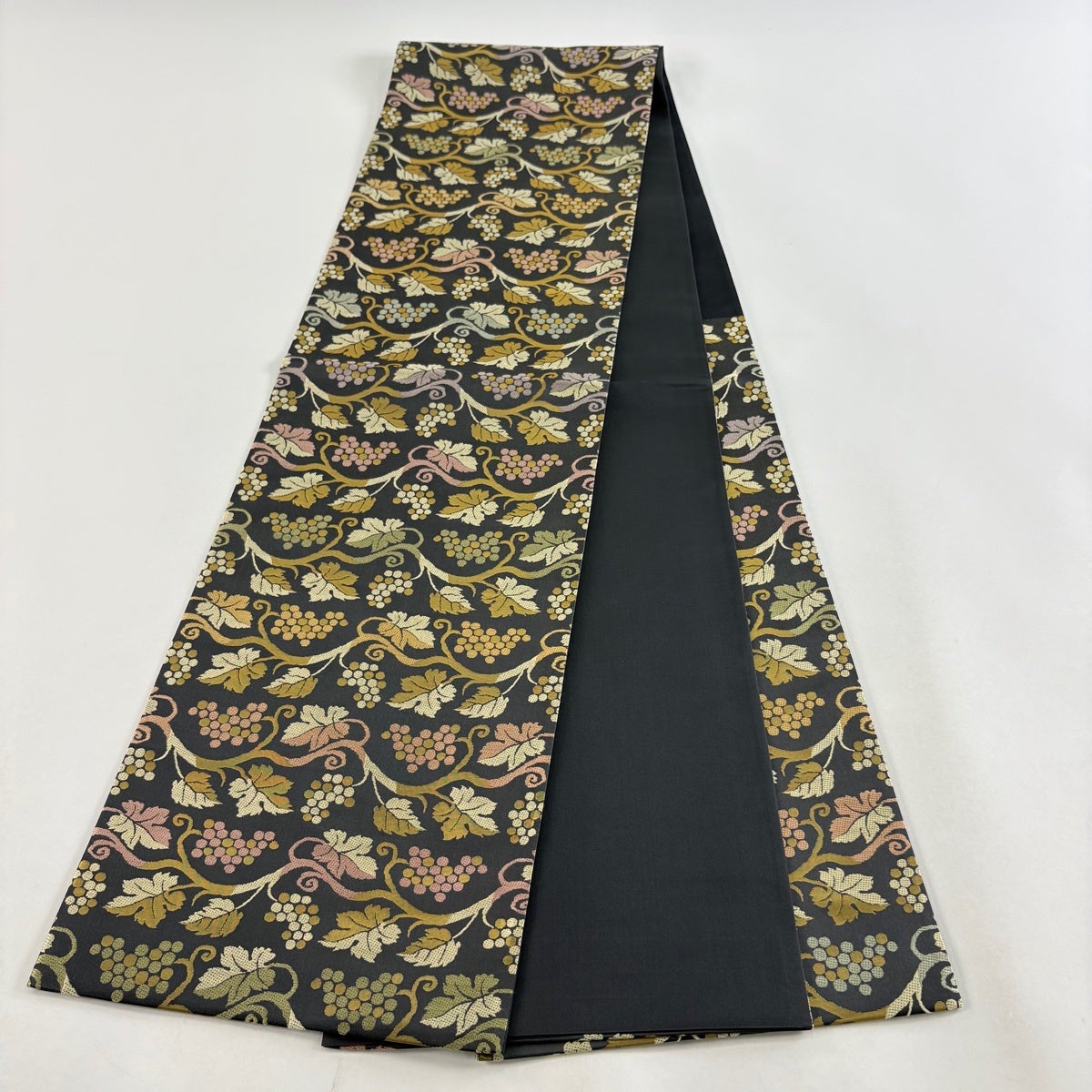 美品】 袋帯 名品 箔屋清兵衛 落款あり 葡萄 箔 黒灰 六通 正絹｜中古